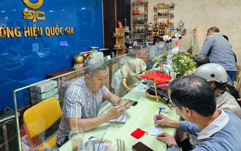 Giá vàng SJC tăng phi mã: Muốn mua vàng phải chờ!