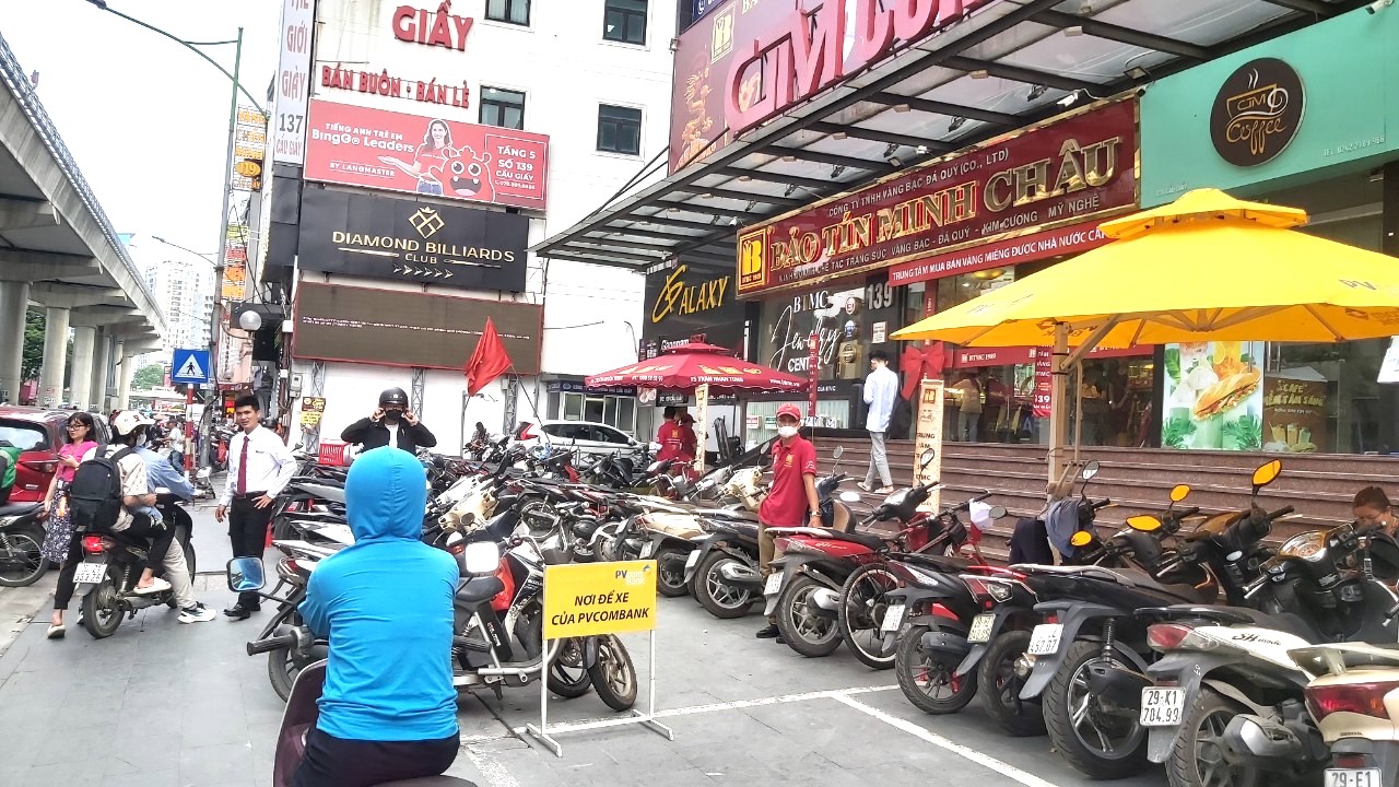 Tiệm v&agrave;ng "ch&aacute;y h&agrave;ng", kh&aacute;ch xuống tiền tỉ nhưng chỉ nhận được giấy hẹn- Ảnh 1.