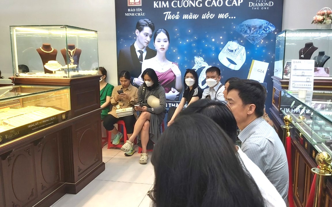 Tiệm vàng "cháy hàng", khách xuống tiền tỉ nhưng chỉ nhận được giấy hẹn