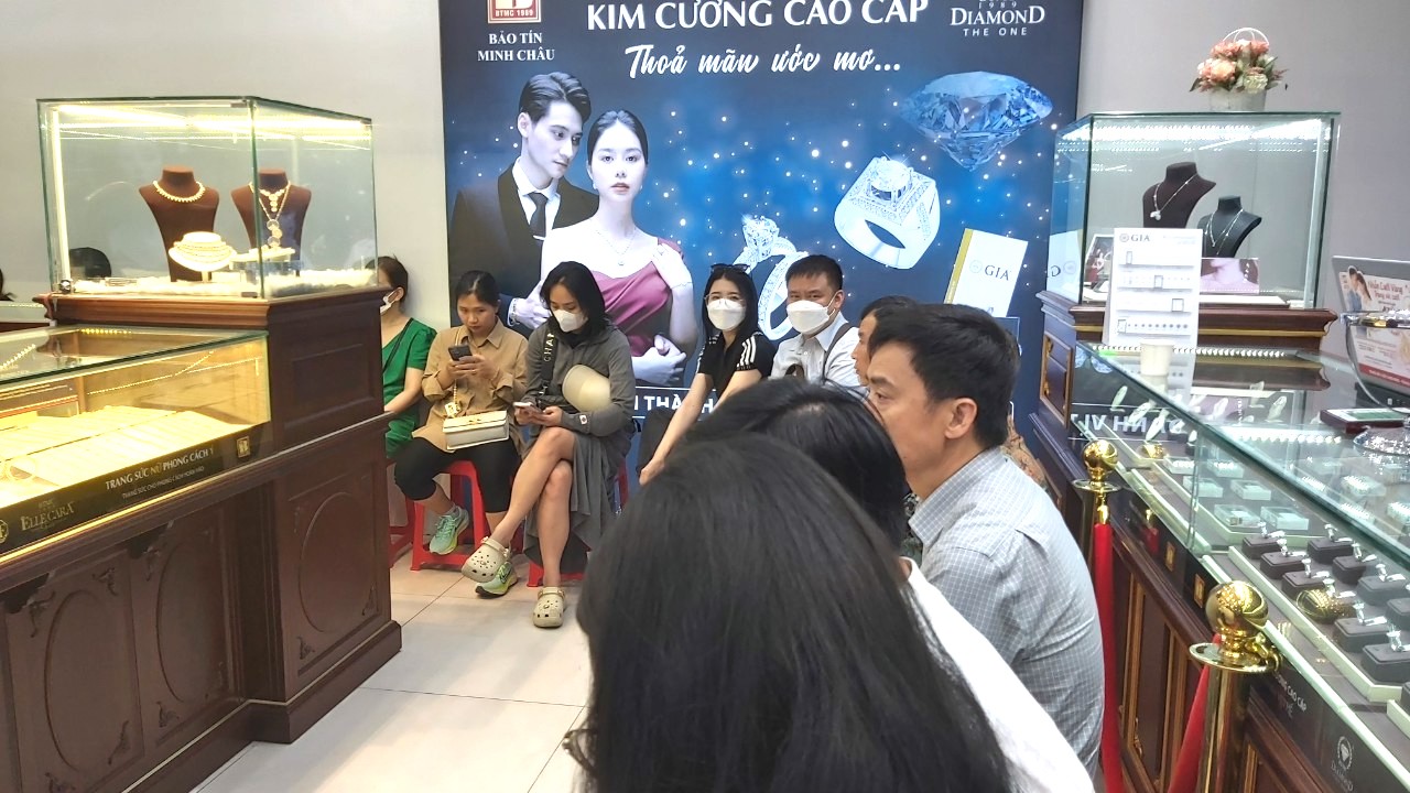 Tiệm v&agrave;ng "ch&aacute;y h&agrave;ng", kh&aacute;ch xuống tiền tỉ nhưng chỉ nhận được giấy hẹn- Ảnh 2.