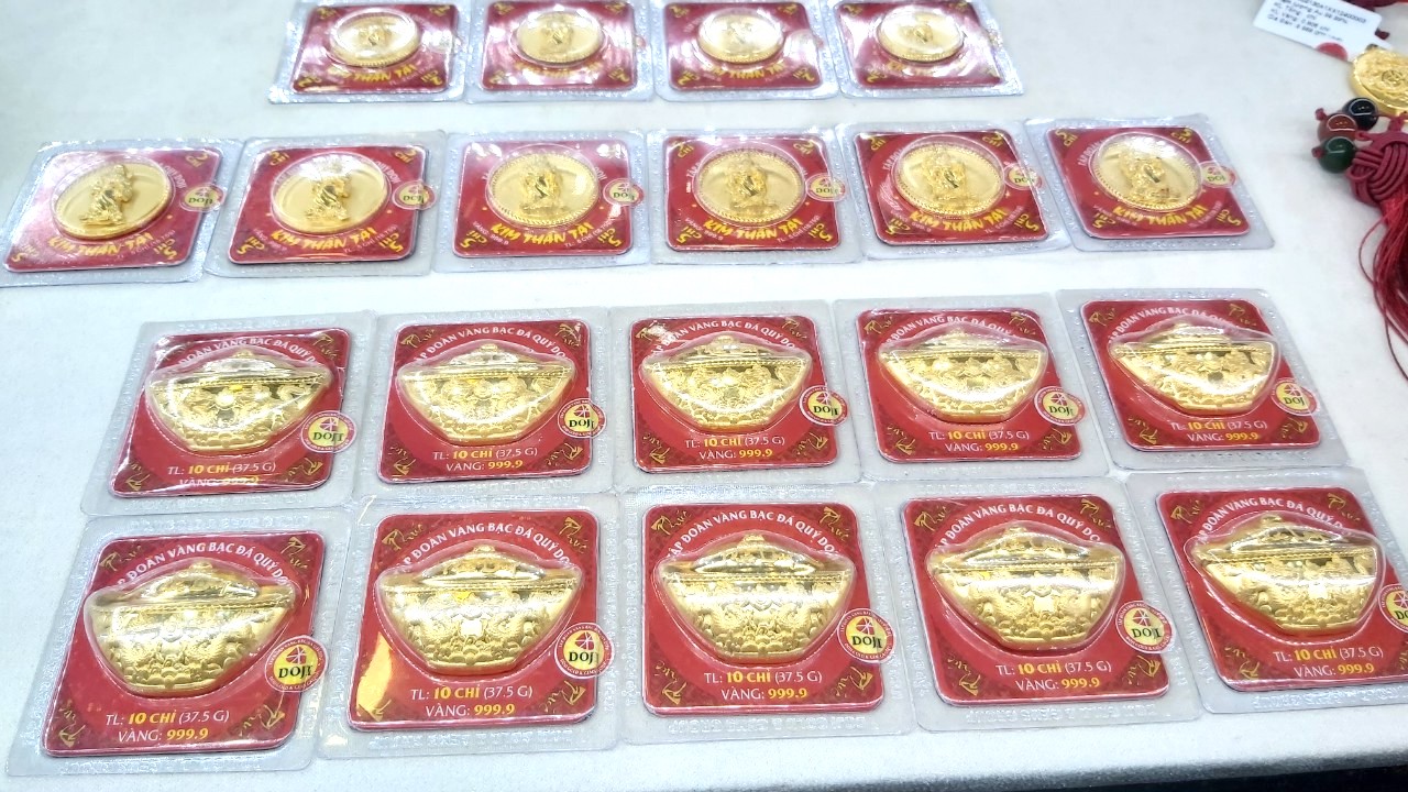 Tiệm v&agrave;ng "ch&aacute;y h&agrave;ng", kh&aacute;ch xuống tiền tỉ nhưng chỉ nhận được giấy hẹn- Ảnh 4.