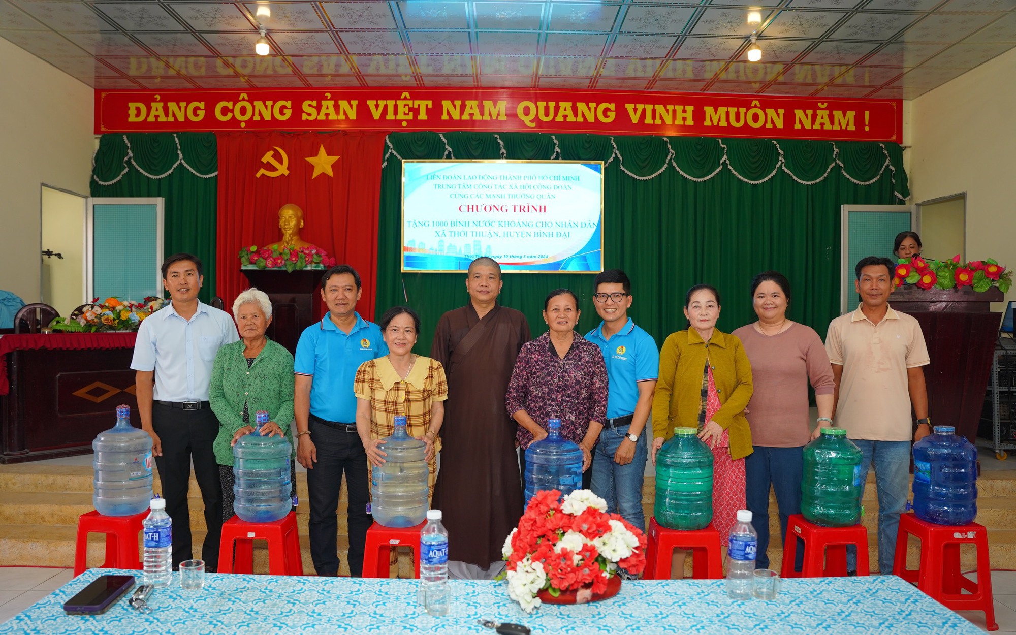 Người dân Bến Tre bị hạn, mặn được tặng nước sạch