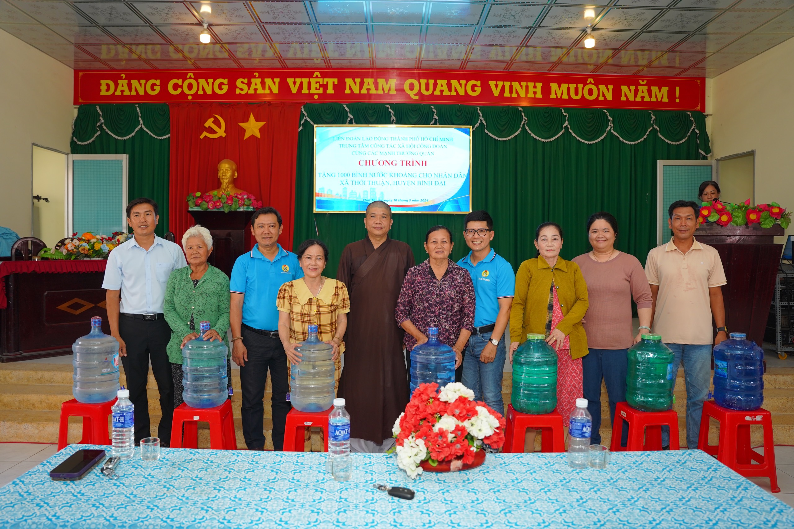 Người dân Bến Tre bị hạn, mặn được tặng nước sạch- Ảnh 2.