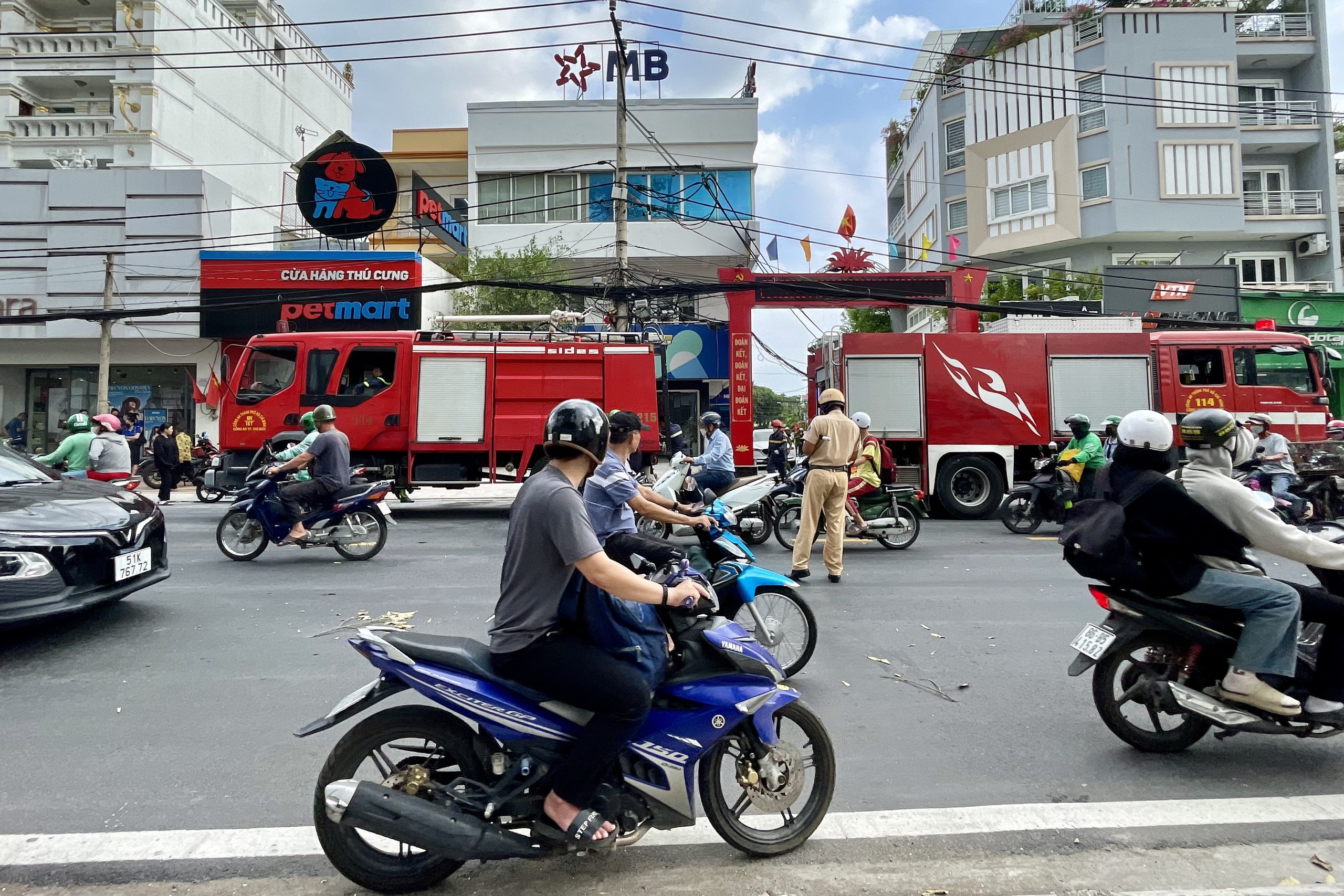 Cháy trong khu vực ngân hàng MB ở TP Thủ Đức- Ảnh 1.