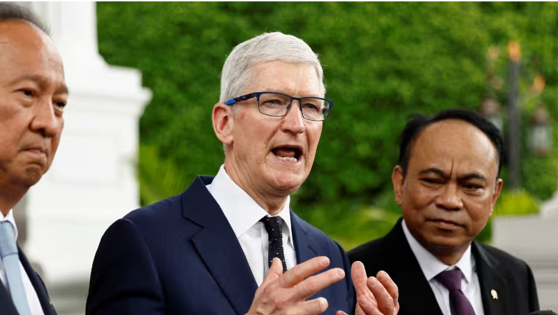 Gi&aacute;m đốc điều h&agrave;nh Apple Tim Cook đến thủ đ&ocirc; Jakarta - Indonesia hồi th&aacute;ng 4 năm nay Ảnh: REUTERS