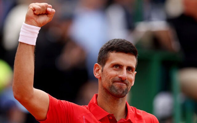 Djokovic bị ném chai nước trúng đầu