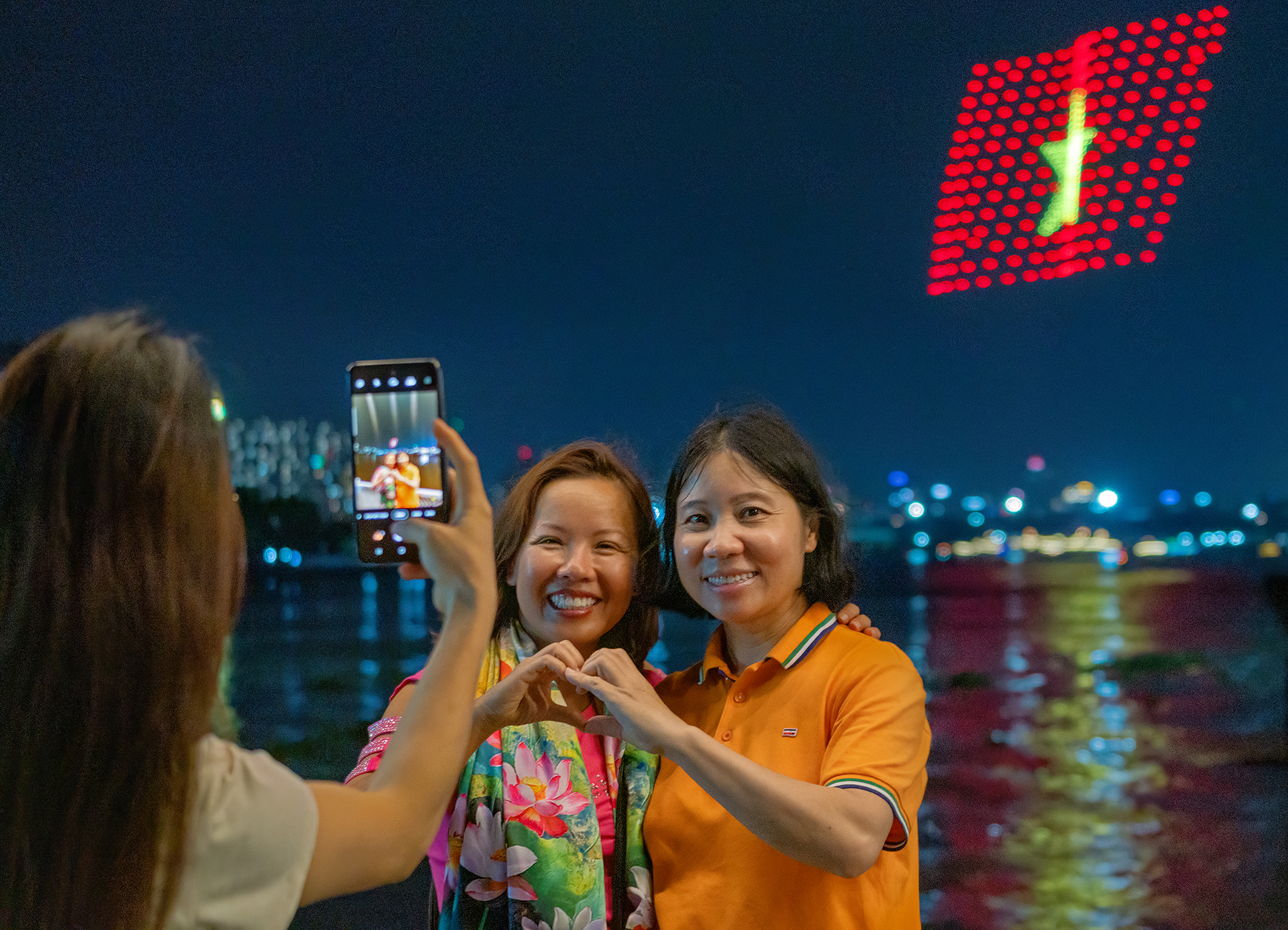 Du kh&aacute;ch th&iacute;ch th&uacute; chụp h&igrave;nh với m&agrave;n tr&igrave;nh diễn của drone light tr&ecirc;n s&ocirc;ng
