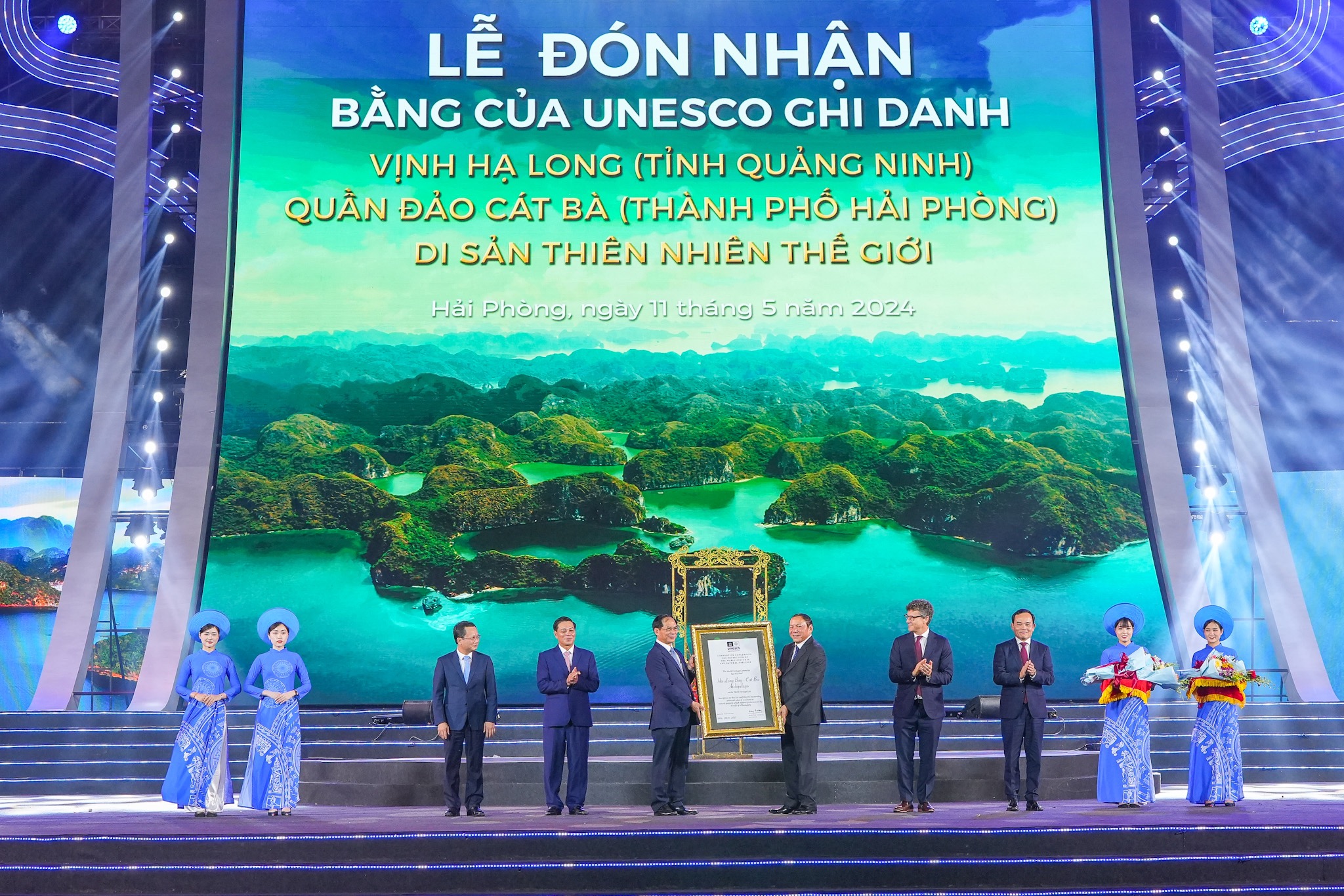 Vạn người chen ch&acirc;n tham dự đ&ecirc;m hội Hoa phượng đỏ- Ảnh 2.