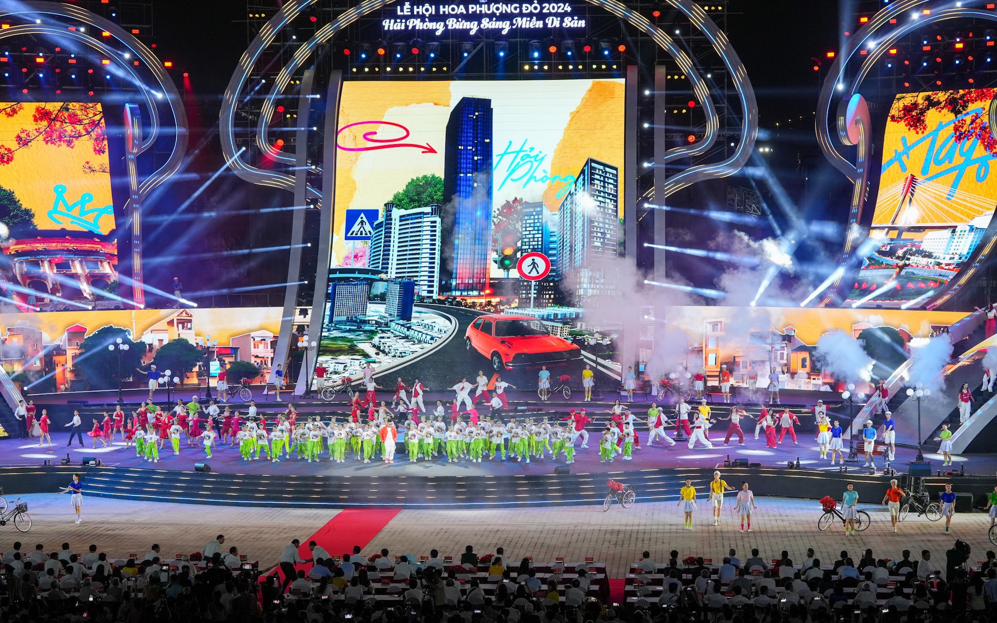 Vạn người chen chân tham dự đêm hội Hoa phượng đỏ