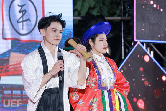 Nhờ cọ x&aacute;t trong nhiều cuộc thi, dự &aacute;n đa dạng m&agrave; Ngọc Anh (tr&aacute;i) c&oacute; vốn tiếng Nhật vững v&agrave;ng