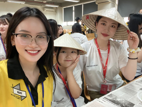 Quỳnh Như (b&igrave;a tr&aacute;i) trong hoạt động giao lưu văn h&oacute;a giữa đại học Văn Lang v&agrave; sinh vi&ecirc;n H&agrave;n