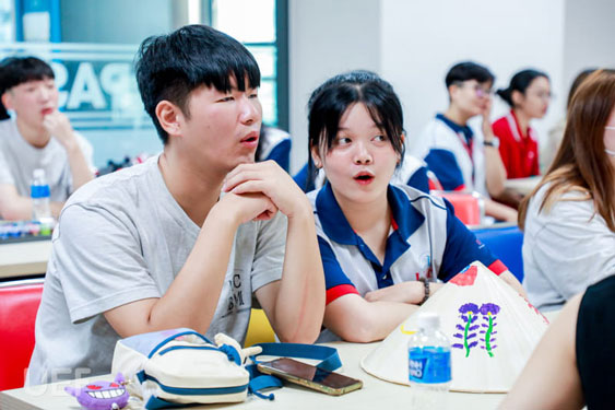 C&ocirc;ng việc dịch thuật gi&uacute;p Gia Mẫn (phải) củng cố khả năng ngoại ngữ