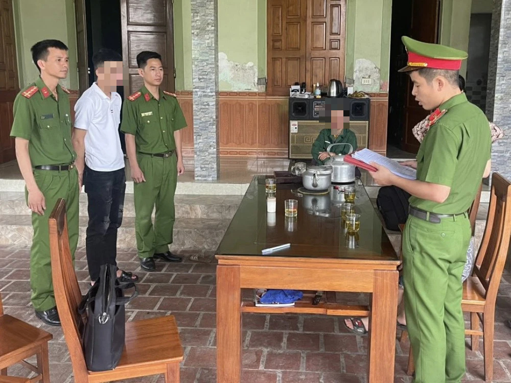D&ugrave;ng gạch &ldquo;phang bể đầu&rdquo; đối thủ trong cuộc hỗn chiến- Ảnh 1.