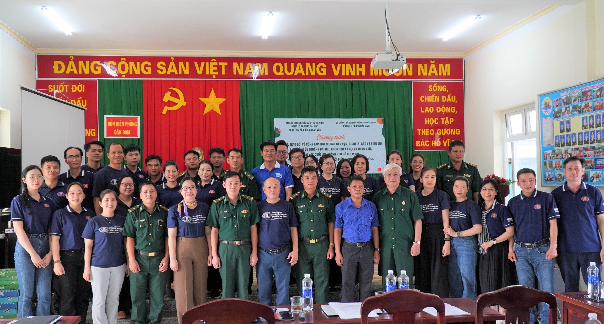 Trao tặng 600 lá cờ Tổ quốc cho Đồn Biên phòng Đắk Đam- Ảnh 2.
