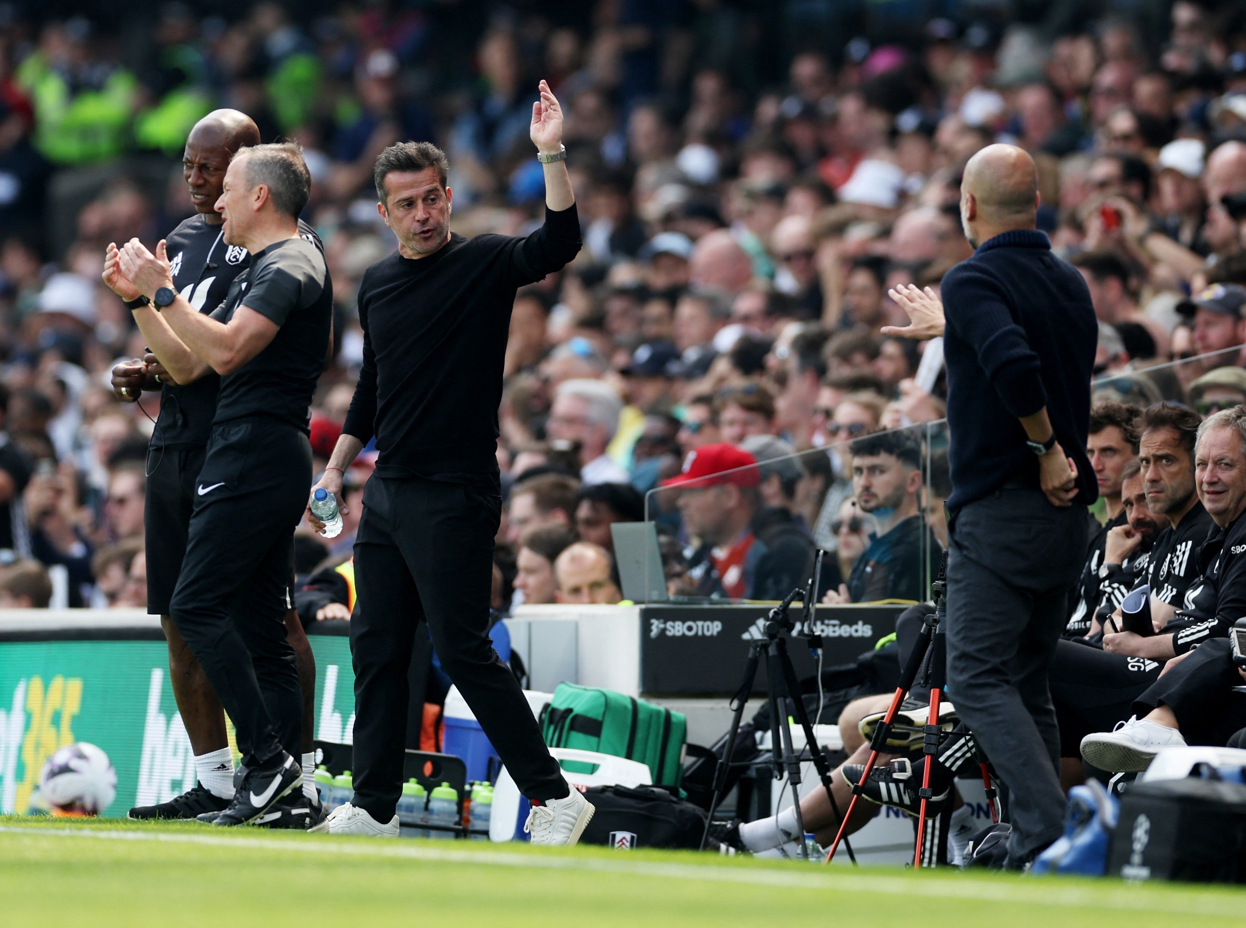 HLV Marco Silva tranh c&atilde;i với đồng nghiệp Pep Guardiola