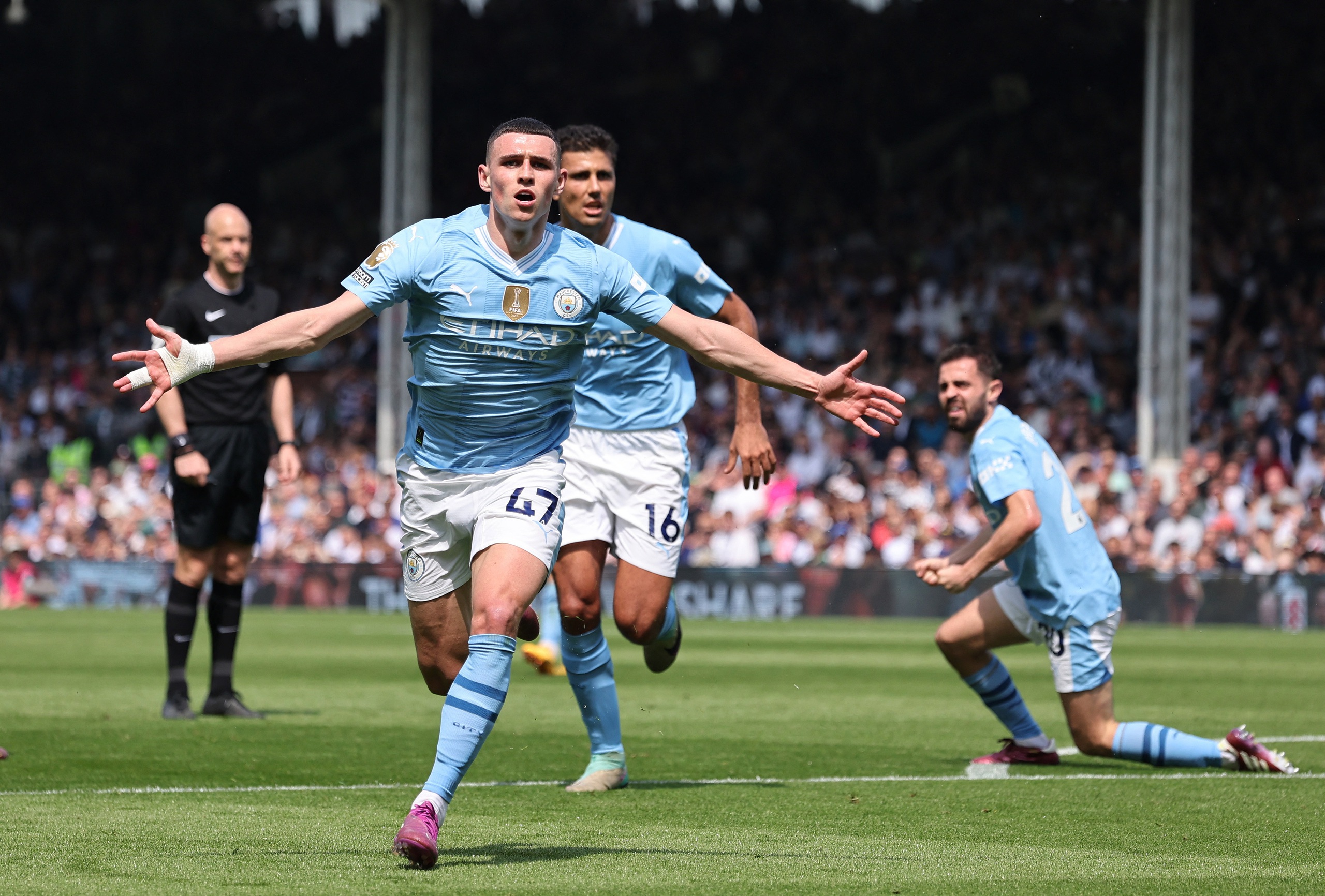 D&agrave;n qu&yacute; tử nh&agrave; Phil Foden g&acirc;y b&atilde;o cộng đồng mạng- Ảnh 4.