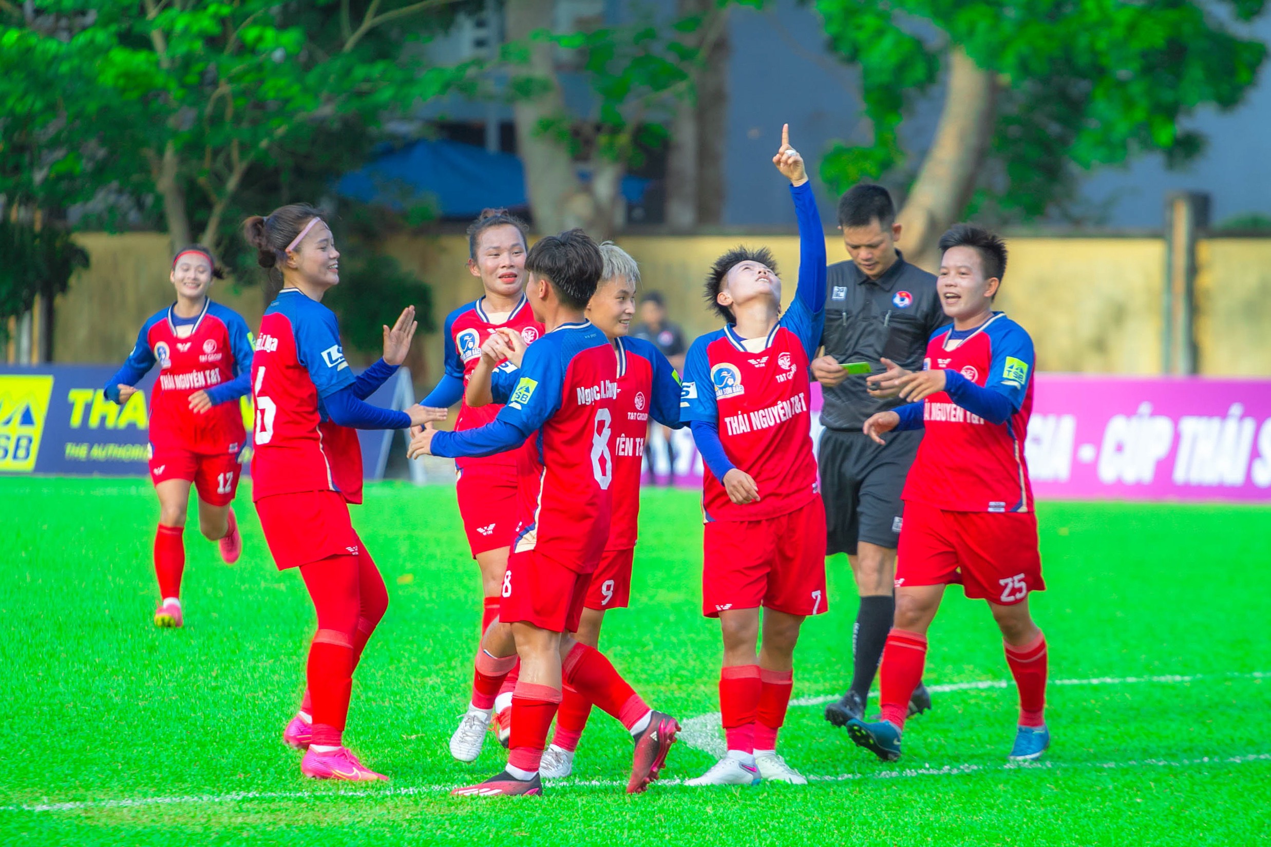 Cầu thủ 18 tuổi tỏa s&aacute;ng, TP HCM 1 ngược d&ograve;ng thắng Th&aacute;i Nguy&ecirc;n T&T- Ảnh 1.