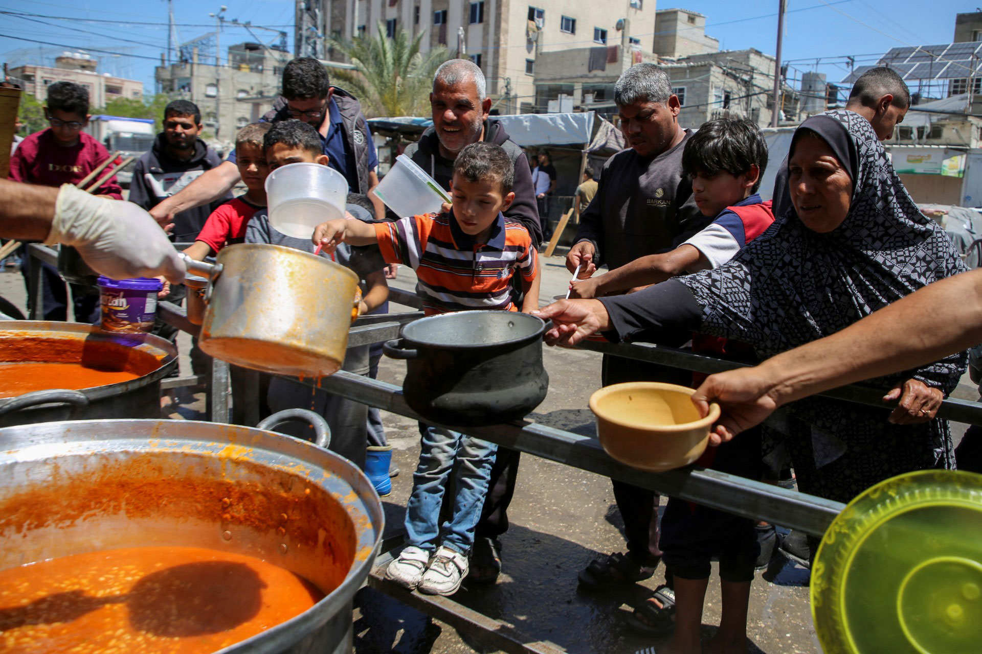 Người d&acirc;n chờ nhận thức ăn cứu trợ tại TP Rafah ở Dải Gaza h&ocirc;m 8-5 Ảnh: REUTERS