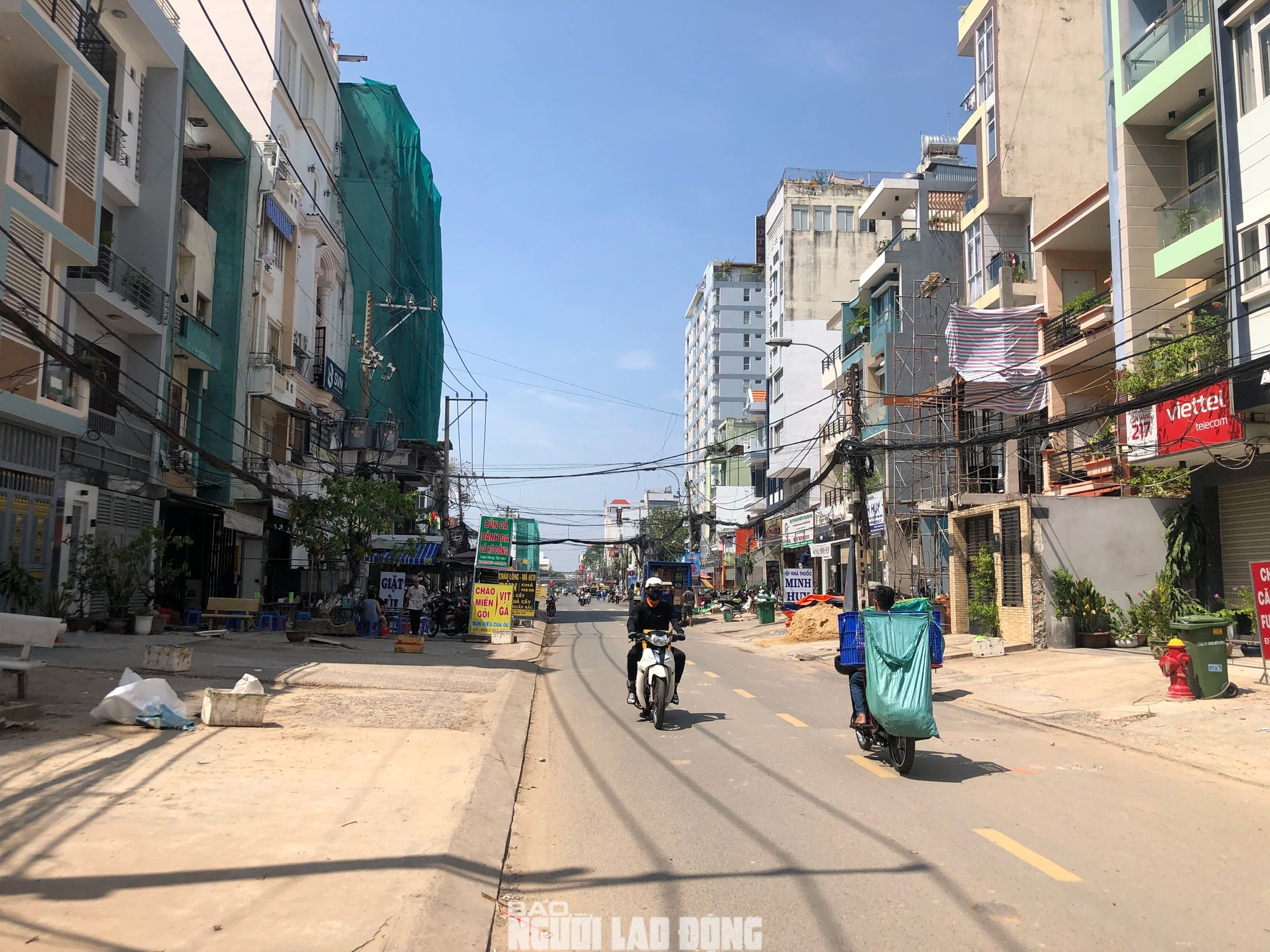 Cảnh nhếch nhác tại tuyến đường vào sân bay Tân Sơn Nhất đang được mở rộng- Ảnh 9.