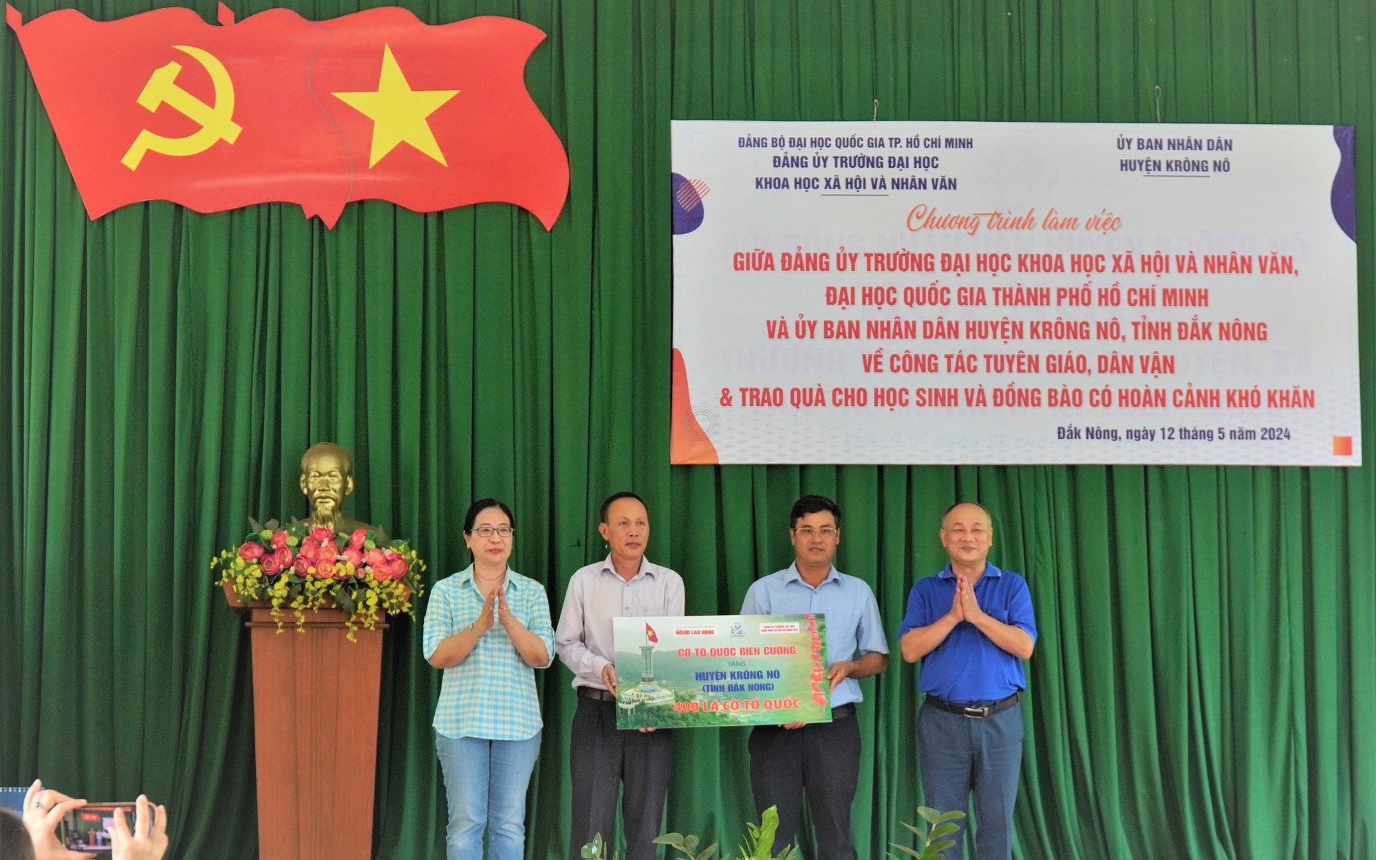 Trao tặng cờ Tổ quốc cùng nhiều phần quà tại Đắk Nông