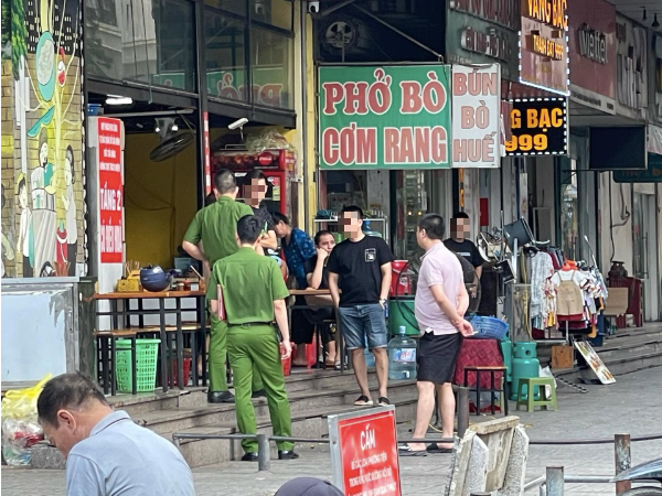Đâm trọng thương người đàn ông vì "nhìn đểu" nhau trong quán ăn- Ảnh 1.