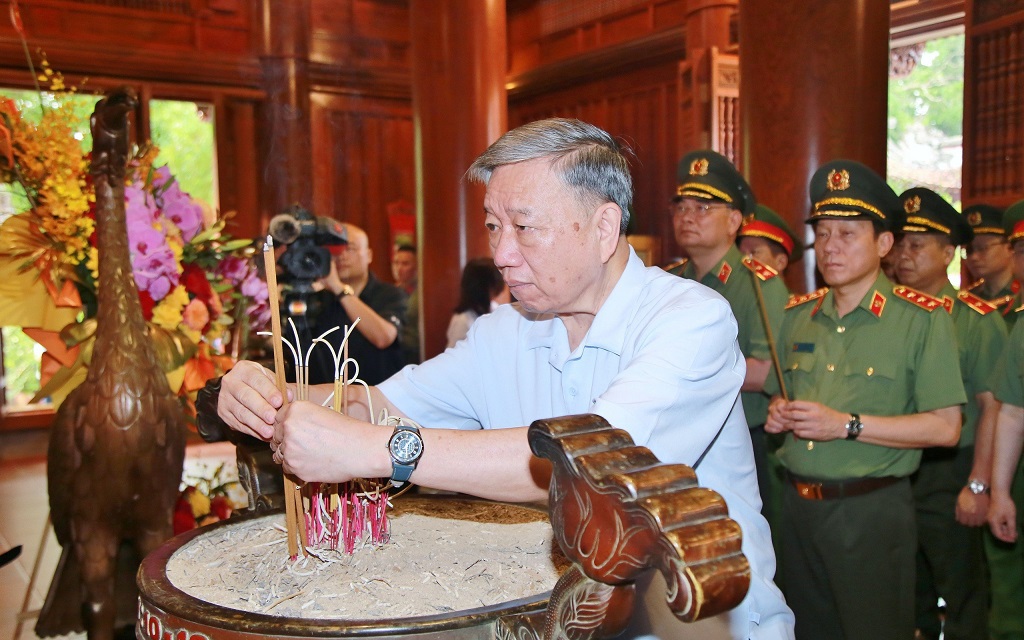 Bộ trưởng Tô Lâm dâng hương tưởng niệm Chủ tịch Hồ Chí Minh