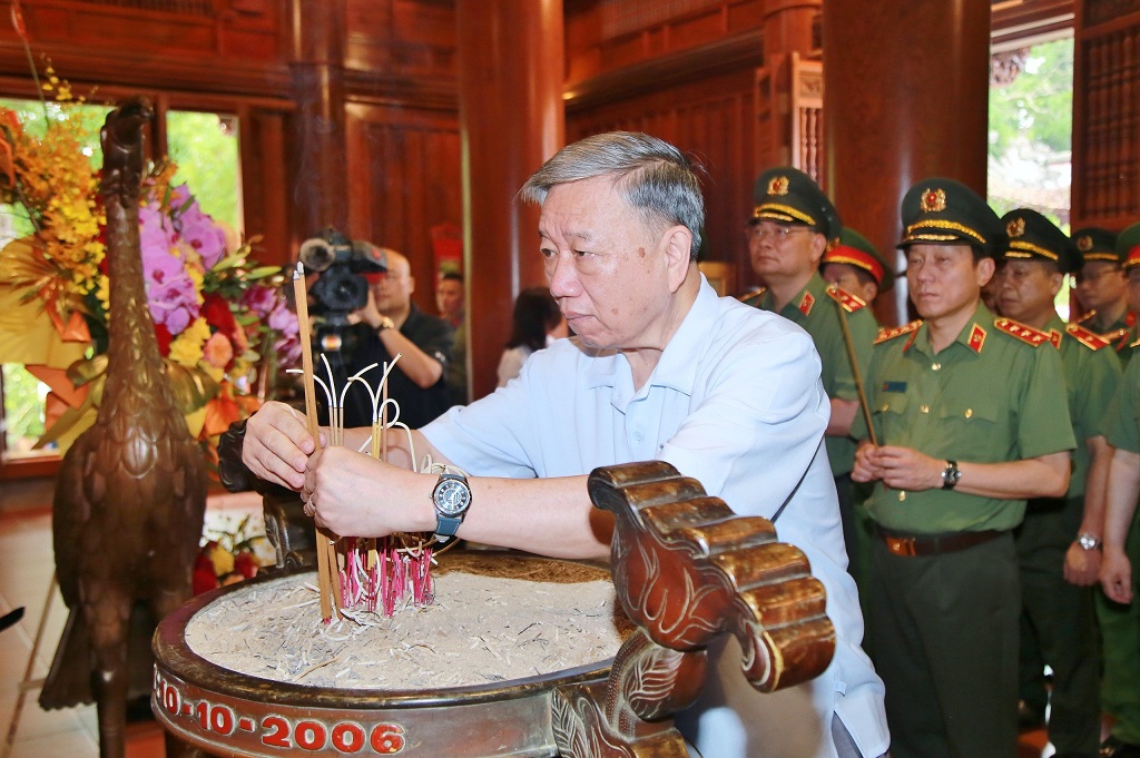 Bộ trưởng T&ocirc; L&acirc;m d&acirc;ng hương tưởng niệm Chủ tịch Hồ Ch&iacute; Minh- Ảnh 2.
