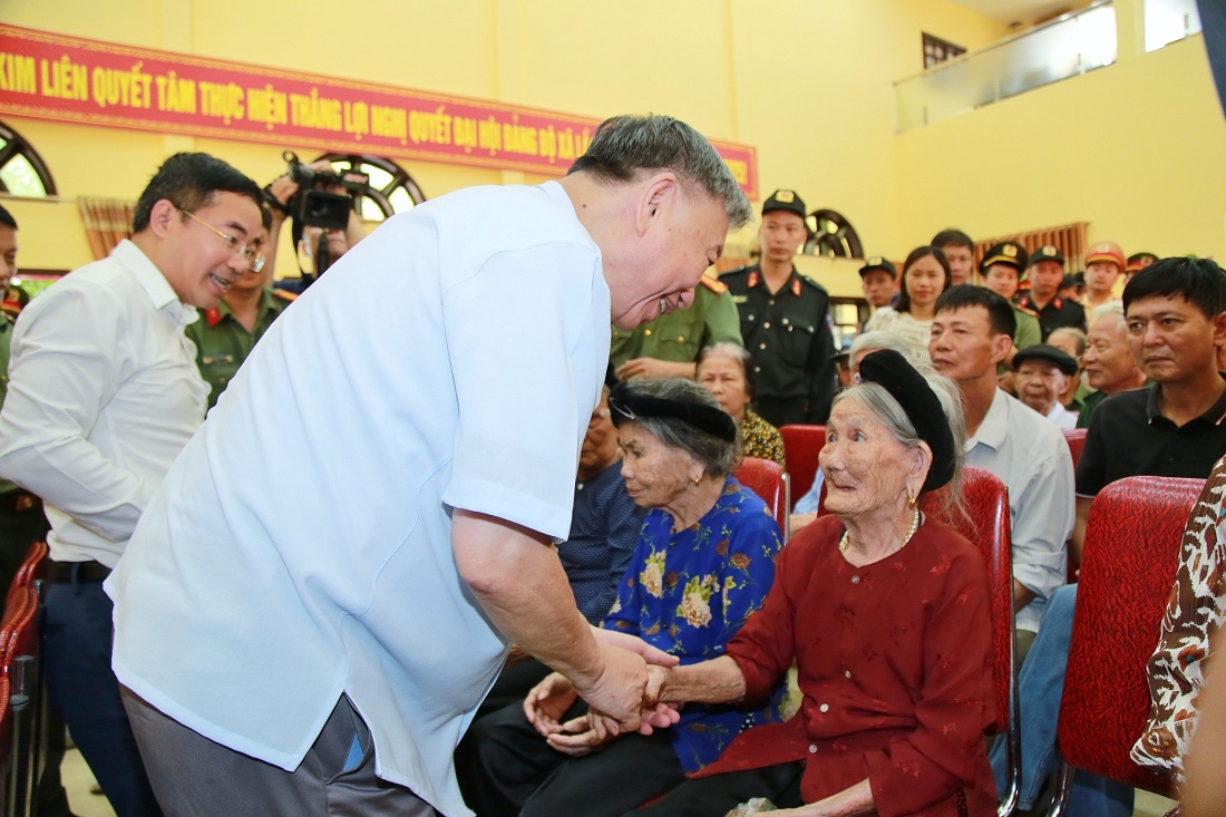 Bộ trưởng T&ocirc; L&acirc;m d&acirc;ng hương tưởng niệm Chủ tịch Hồ Ch&iacute; Minh- Ảnh 3.