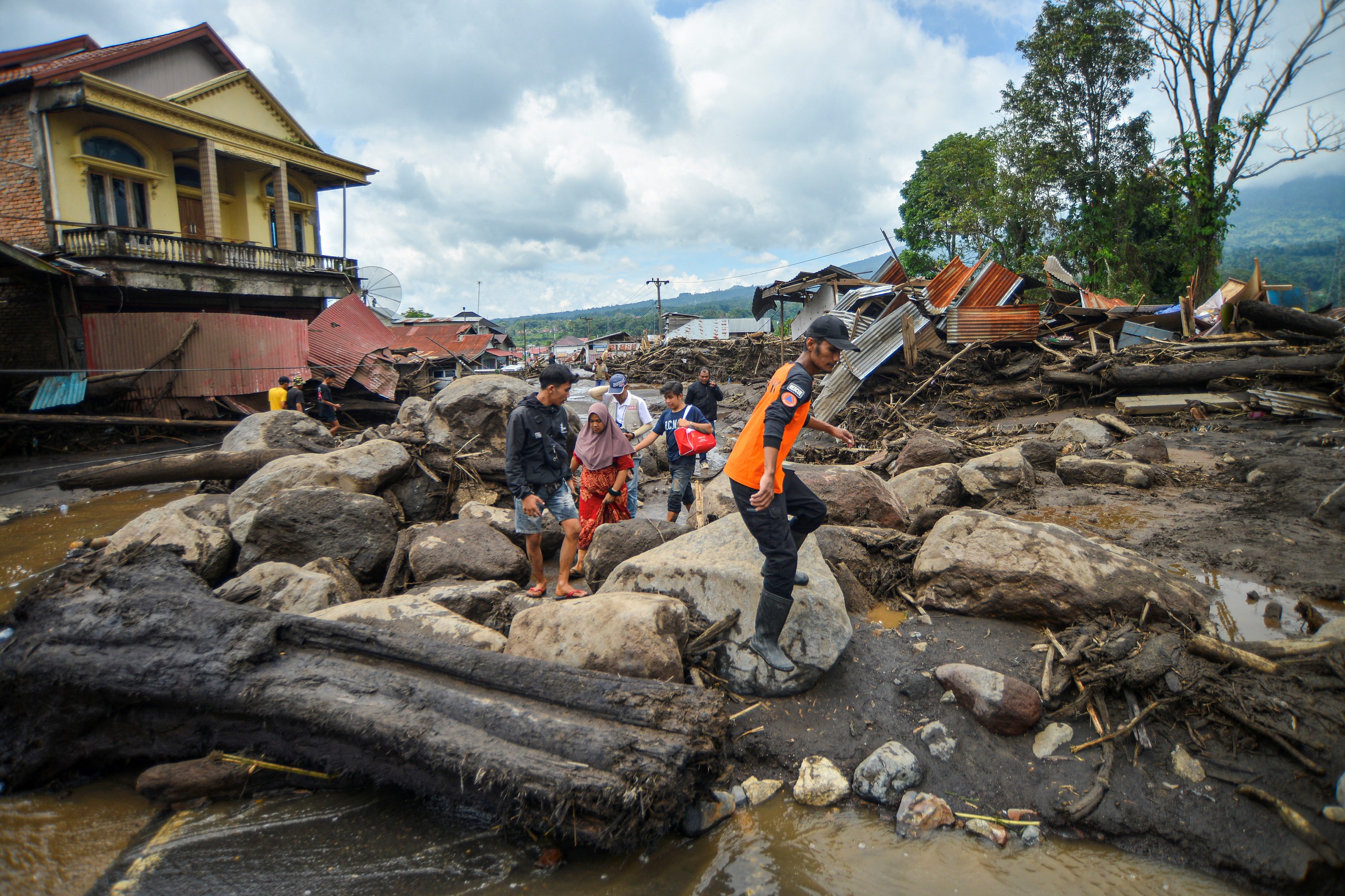 Một khu vực ở huyện Agam tại tỉnh T&acirc;y Sumatra - Indonesia bị lũ qu&eacute;t v&agrave; lở đất t&agrave;n ph&aacute; nặng nề h&ocirc;m 12-5  Ảnh: REUTERS