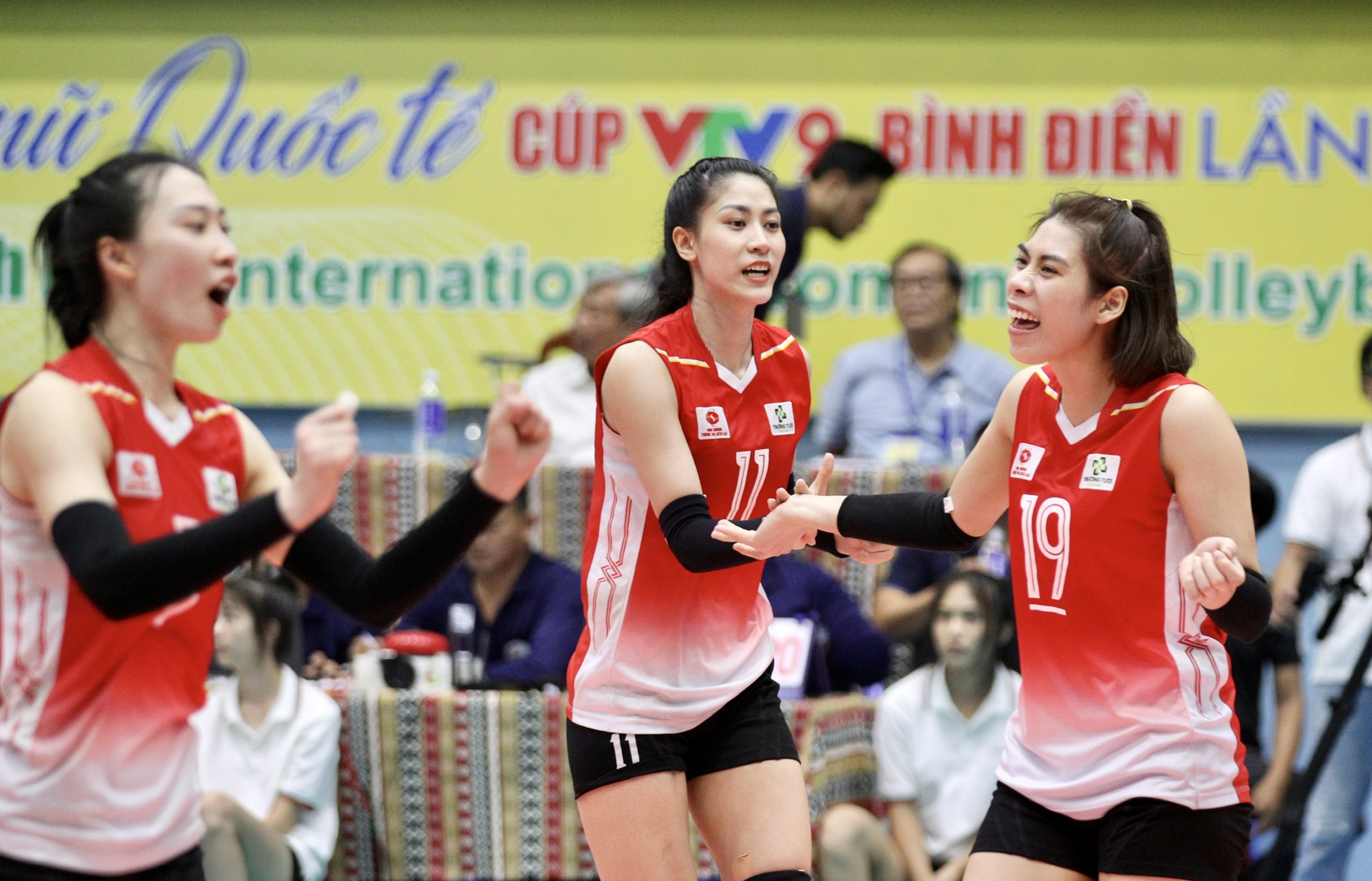 Nghẹt thở v&eacute; b&aacute;n kết C&uacute;p b&oacute;ng chuyền VTV9-B&igrave;nh Điền, đương kim v&ocirc; địch Tứ Xuy&ecirc;n sắp bị loại- Ảnh 4.