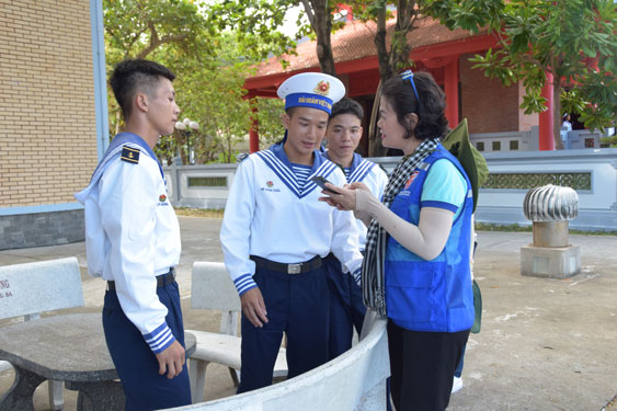 Chị Dương Thị Huyền Tr&acirc;m, Trưởng Ban Phong tr&agrave;o Ủy ban MTTQ TP HCM, tr&ograve; chuyện với c&aacute;c chiến sĩ trẻ
