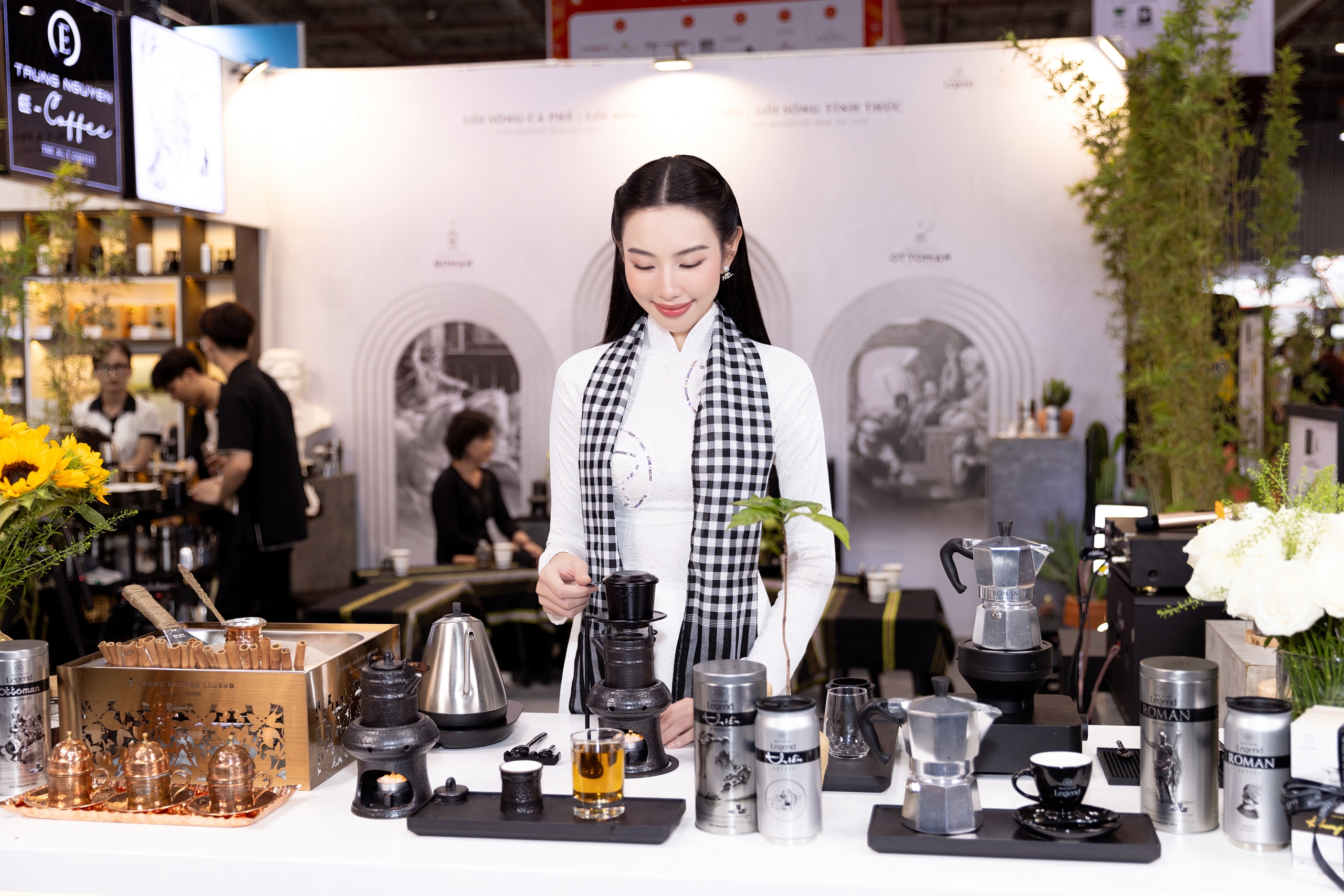 Hoa hậu H&ograve;a b&igrave;nh Quốc tế Th&ugrave;y Ti&ecirc;n trải nghiệm những phong c&aacute;ch thưởng l&atilde;m c&agrave; ph&ecirc; kh&aacute;c biệt theo 3 nền văn minh c&agrave; ph&ecirc; thế giới tại Trung Nguy&ecirc;n E-Coffee