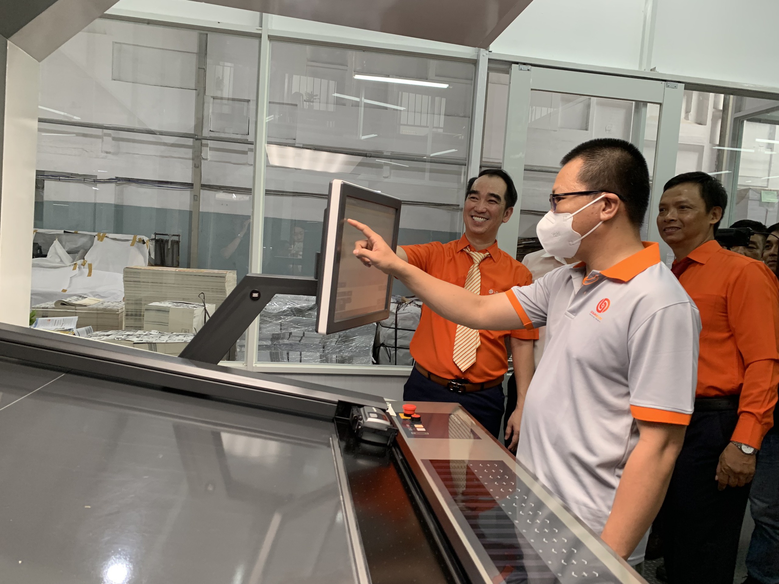 Nhà in Lê Quang Lộc khai thác "Hệ thống máy in Offset tờ rời 5 màu cụm tráng phủ vecni gốc nước"- Ảnh 1. Nhà in Lê Quang Lộc khai thác "Hệ thống máy in Offset tờ rời 5 màu cụm tráng phủ vecni gốc nước"- Ảnh 1.