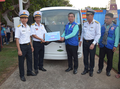 Ph&oacute; B&iacute; thư Th&agrave;nh ủy TP HCM Nguyễn Phước Lộc v&agrave; Chuẩn Đ&ocirc; đốc Phạm Như Xu&acirc;n (thứ ba v&agrave; thứ hai từ phải qua) tặng xe điện cho qu&acirc;n v&agrave; d&acirc;n đảo Trường Sa Lớn