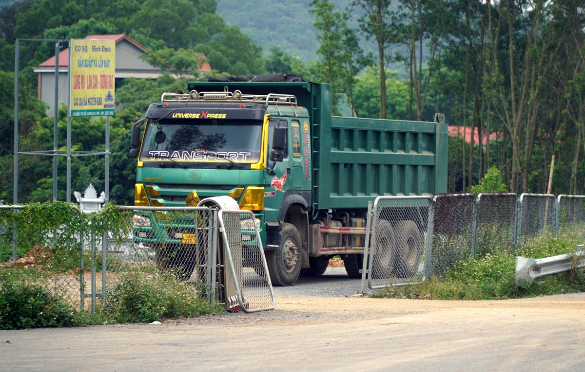 Ớn lạnh xe tải chở đất "x&eacute; r&agrave;o" cắt ngang cao tốc Bắc - Nam- Ảnh 7.