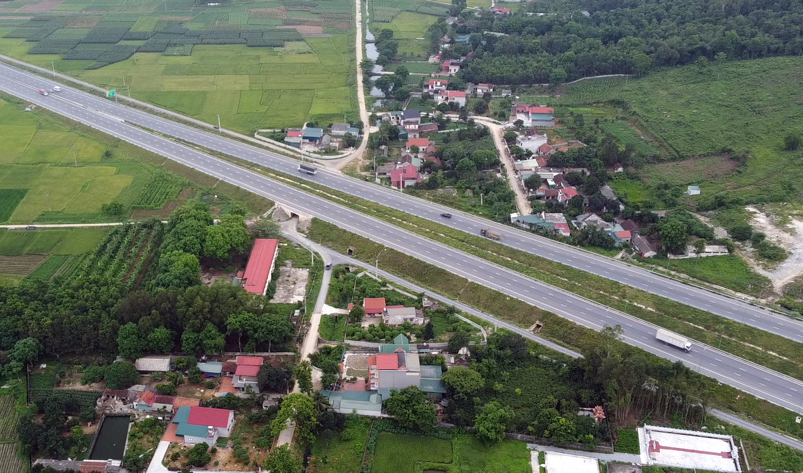 Ớn lạnh xe tải chở đất "x&eacute; r&agrave;o" cắt ngang cao tốc Bắc - Nam- Ảnh 4.
