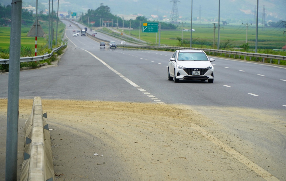 Ớn lạnh xe tải chở đất "x&eacute; r&agrave;o" cắt ngang cao tốc Bắc - Nam- Ảnh 3.
