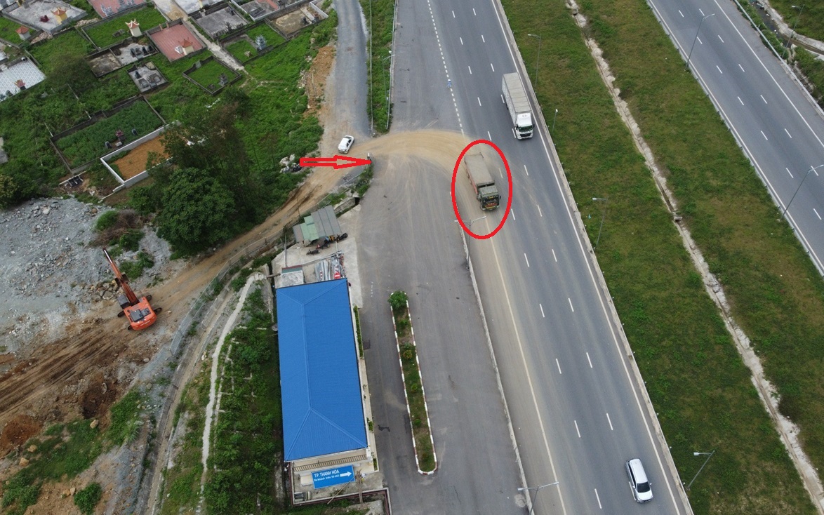Ớn lạnh xe tải chở đất "xé rào" cắt ngang cao tốc Bắc - Nam