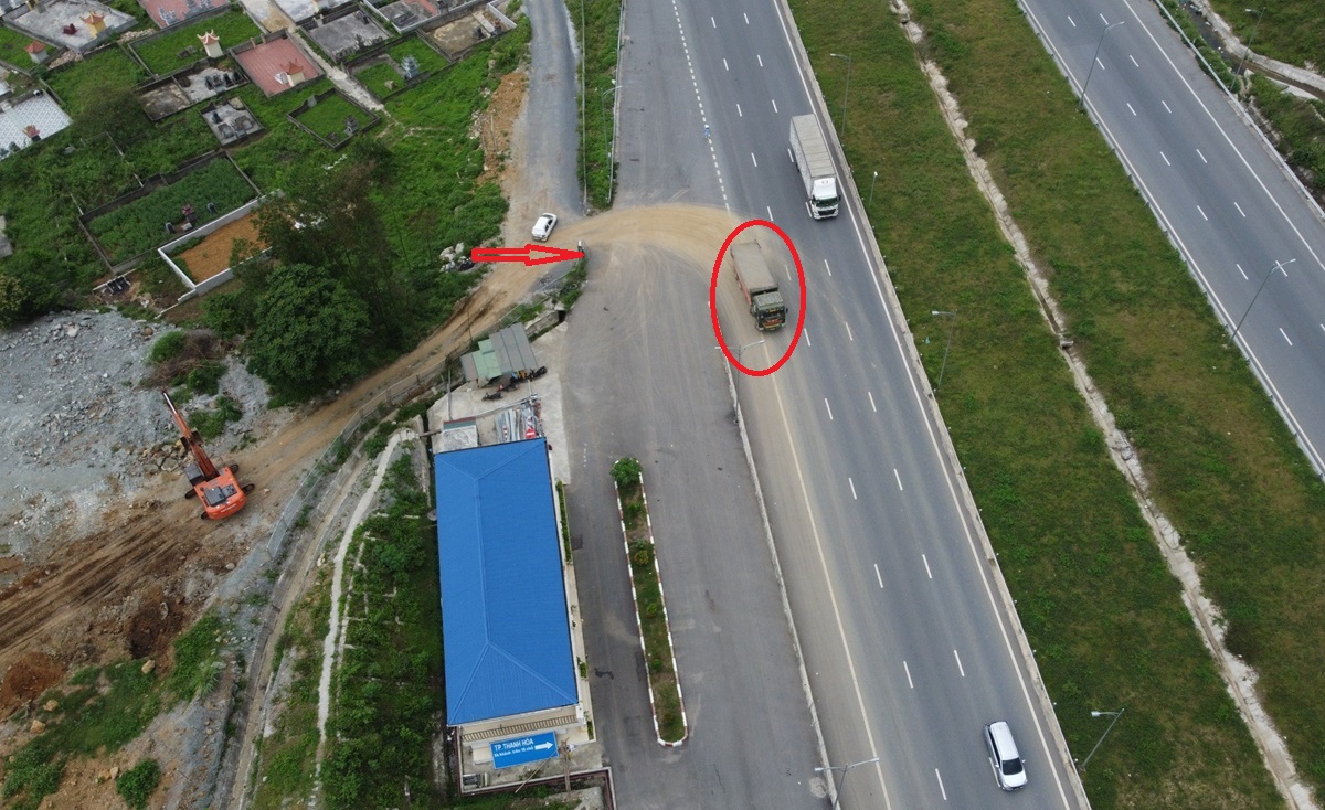 Ớn lạnh xe tải chở đất "x&eacute; r&agrave;o" cắt ngang cao tốc Bắc - Nam- Ảnh 1.
