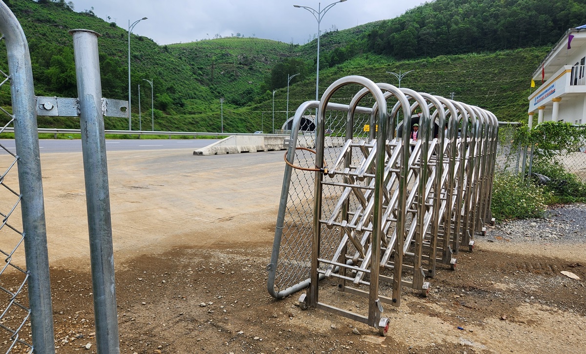 Ai "xé rào" cho xe tải chở đất cắt ngang cao tốc Bắc - Nam?- Ảnh 4.
