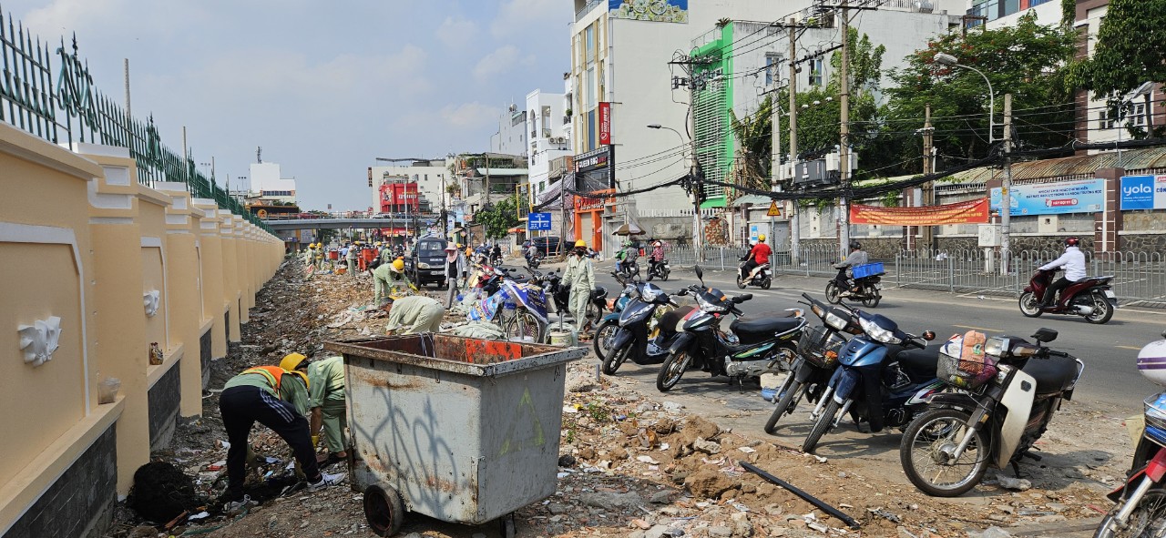 Diện mạo mới của đường Ho&agrave;ng Hoa Th&aacute;m sau phản &aacute;nh của B&aacute;o Người Lao Động- Ảnh 1.