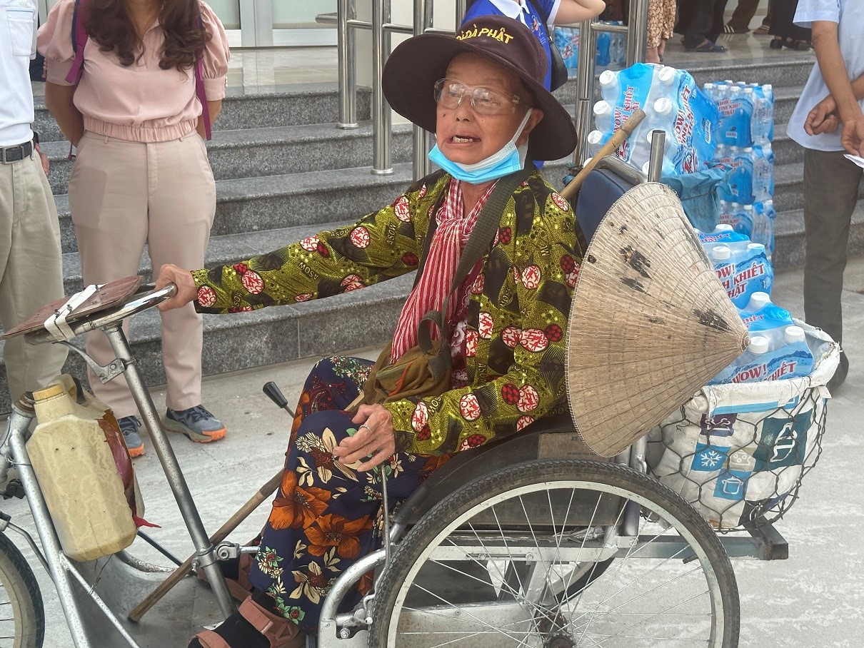B&agrave; Phạm Thị S&aacute;u vui mừng trong buổi nhận nước từ C&ocirc;ng ty T&acirc;n Hiệp Ph&aacute;t