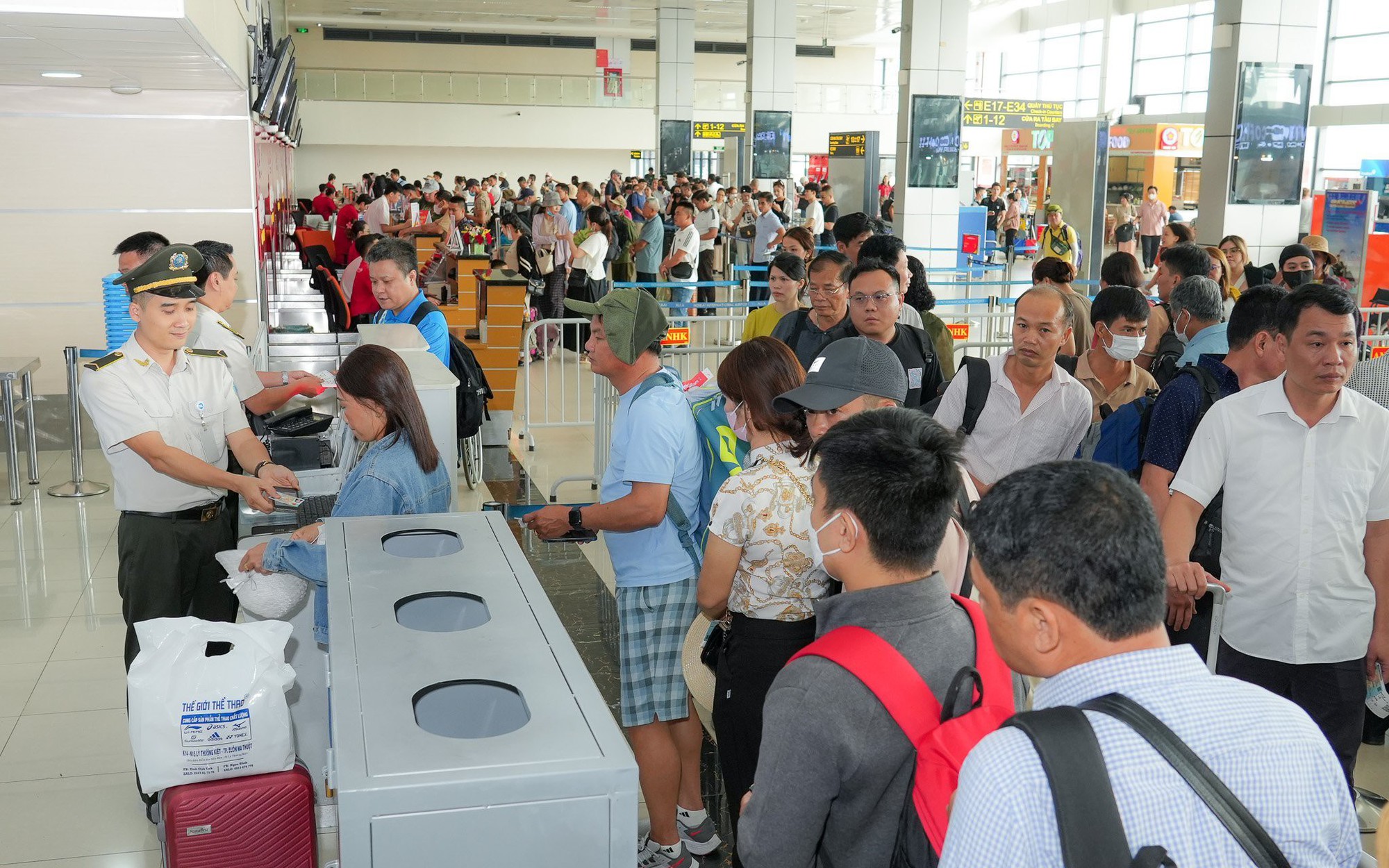 Giá vé máy bay tăng cao, tại sao kiểm tra không phát hiện vi phạm?