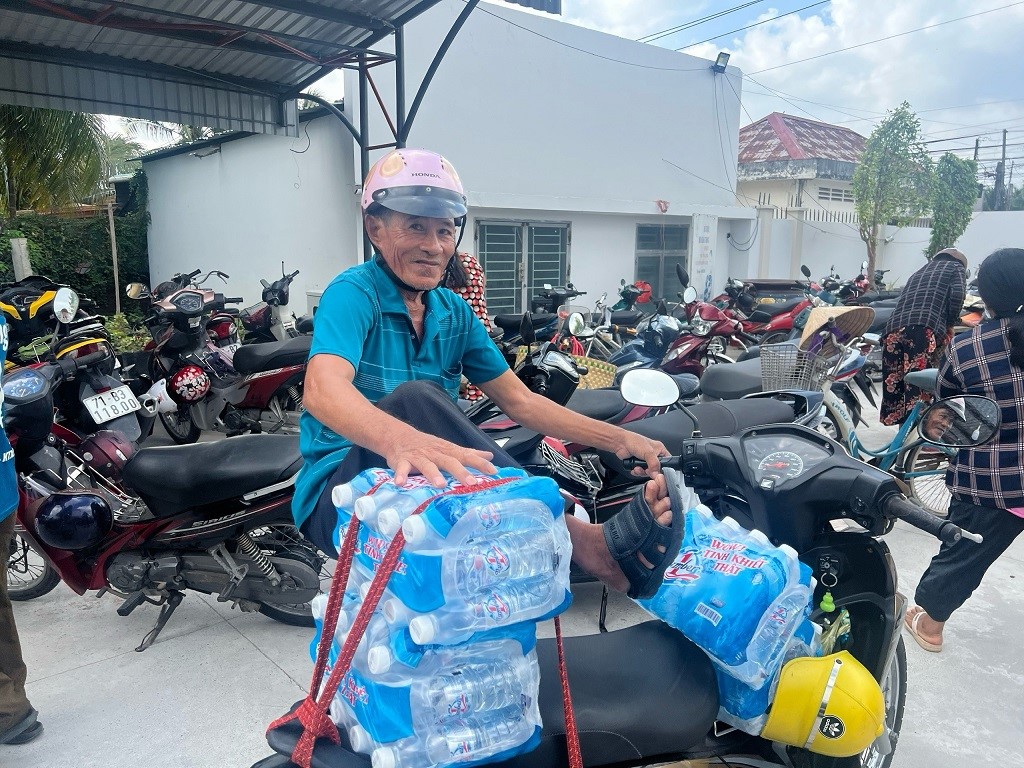 Người d&acirc;n vui mừng nhận những block nước tinh khiết Number 1 từ C&ocirc;ng ty T&acirc;n Hiệp Ph&aacute;t