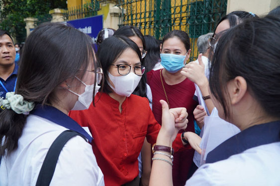 Thí sinh trao đổi với phụ huynh sau kỳ thi lớp 10 tại TP HCM năm 2023 Ảnh: HUẾ XUÂN