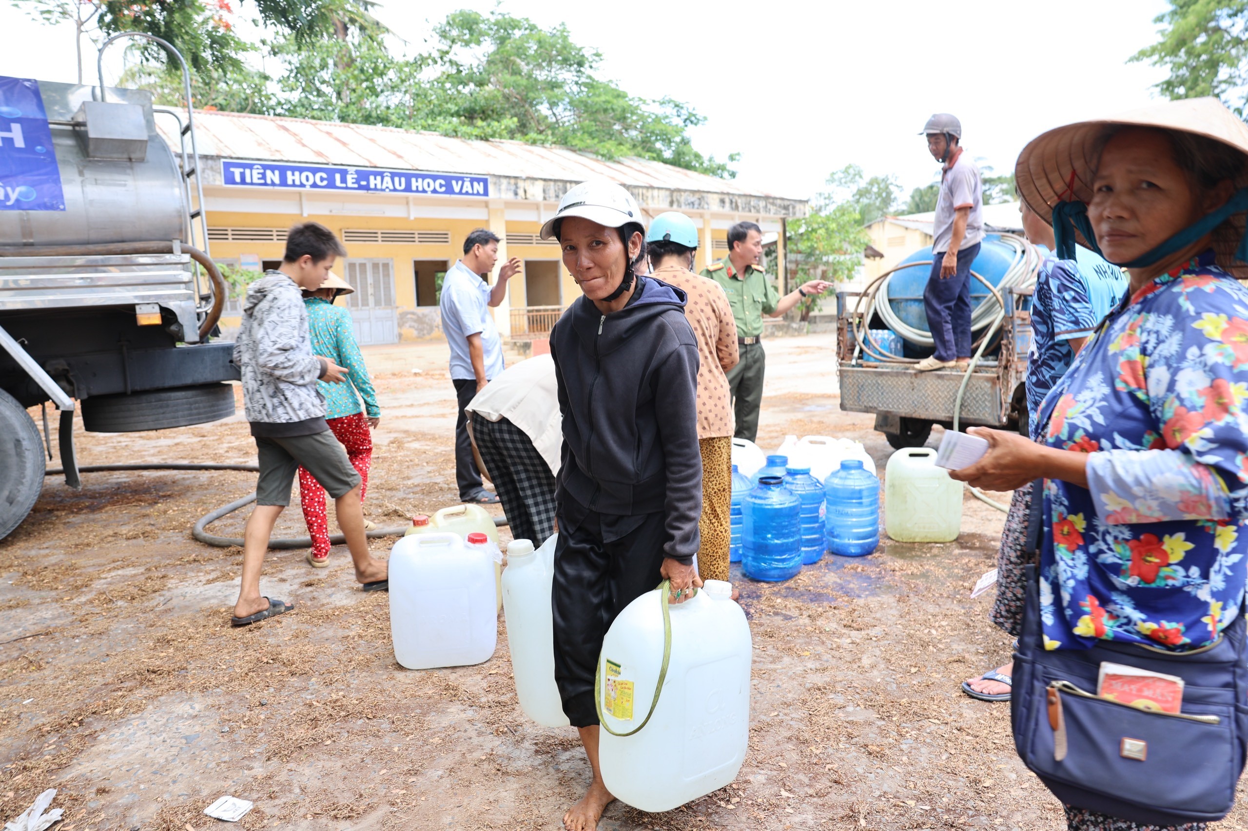 Người d&acirc;n x&atilde; An Ng&atilde;i Trung, Ba Tri, Bến Tre nhận nước từ chương tr&igrave;nh "Giọt nước nghĩa t&igrave;nh" do C&ocirc;ng ty T&acirc;n Hiệp Ph&aacute;t c&ugrave;ng b&aacute;o C&ocirc;ng an TP HCM thực hiện