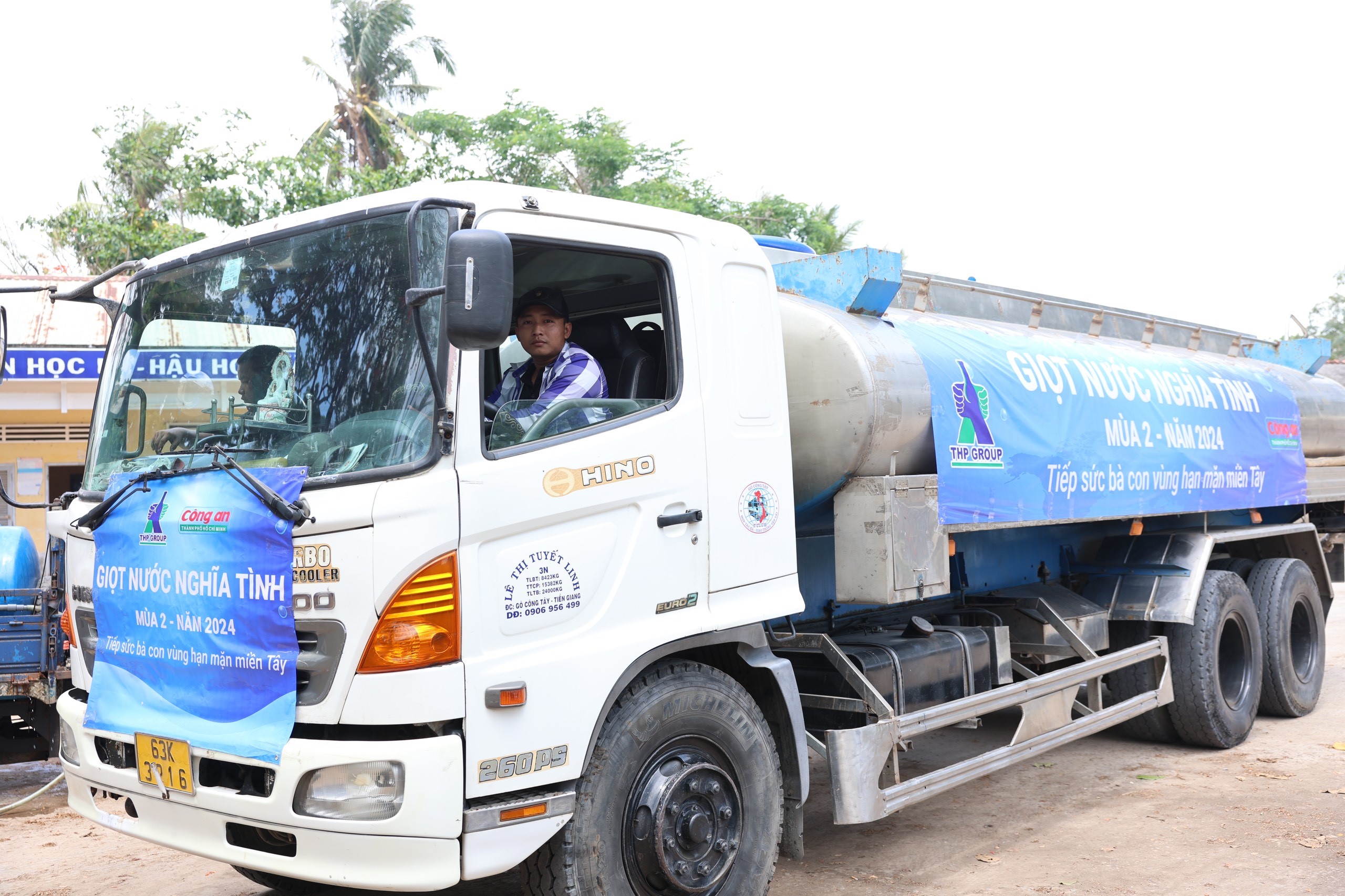 Gần 200.000 sản phẩm nước tinh khiết Number 1 v&agrave; 620 khối nước ngọt vừa được C&ocirc;ng ty T&acirc;n Hiệp Ph&aacute;t v&agrave; B&aacute;o C&ocirc;ng an TP HCM trao tận tay cho người d&acirc;n v&ugrave;ng hạn mặn tại Bến Tre, Tiền Giang