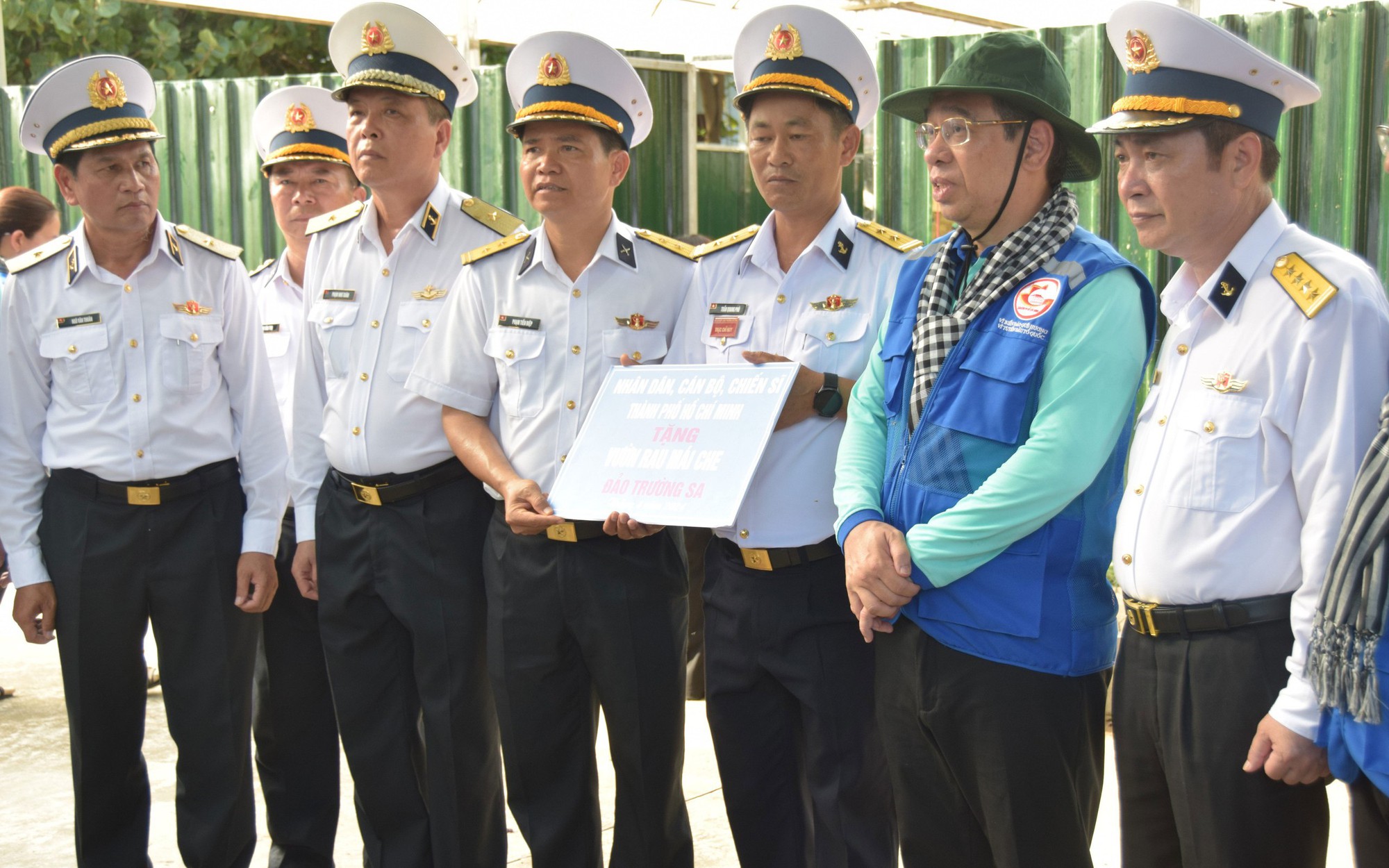 TRỌN VẸN NGHĨA TÌNH TP HỒ CHÍ MINH - TRƯỜNG SA (*): Ngày mới ở Trường Sa