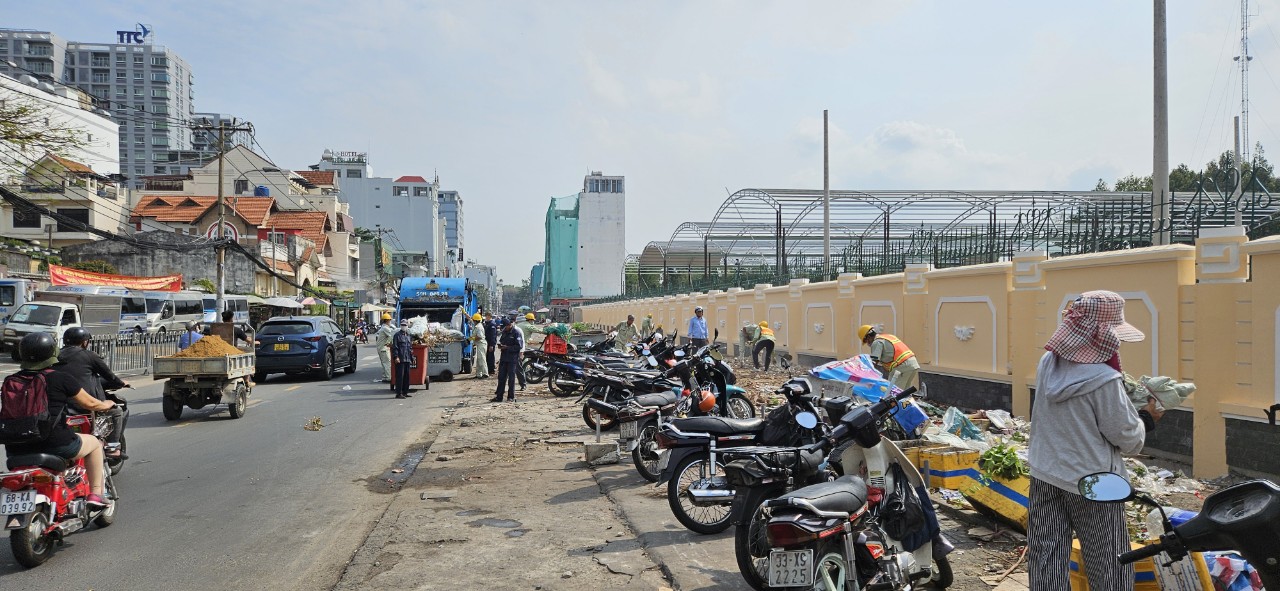 Diện mạo mới của đường Ho&agrave;ng Hoa Th&aacute;m sau phản &aacute;nh của B&aacute;o Người Lao Động- Ảnh 3.