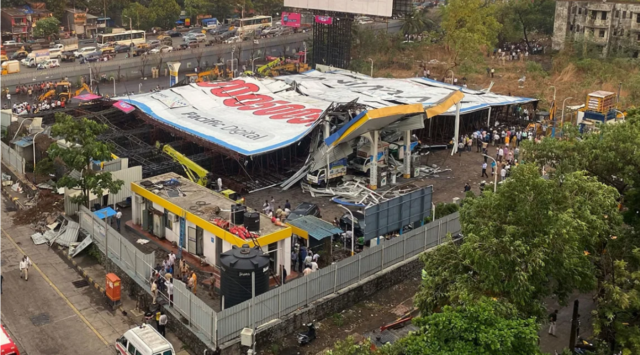 Hiện trường vụ sập biển quảng c&aacute;o ở Mumbai. Ảnh: Reuters